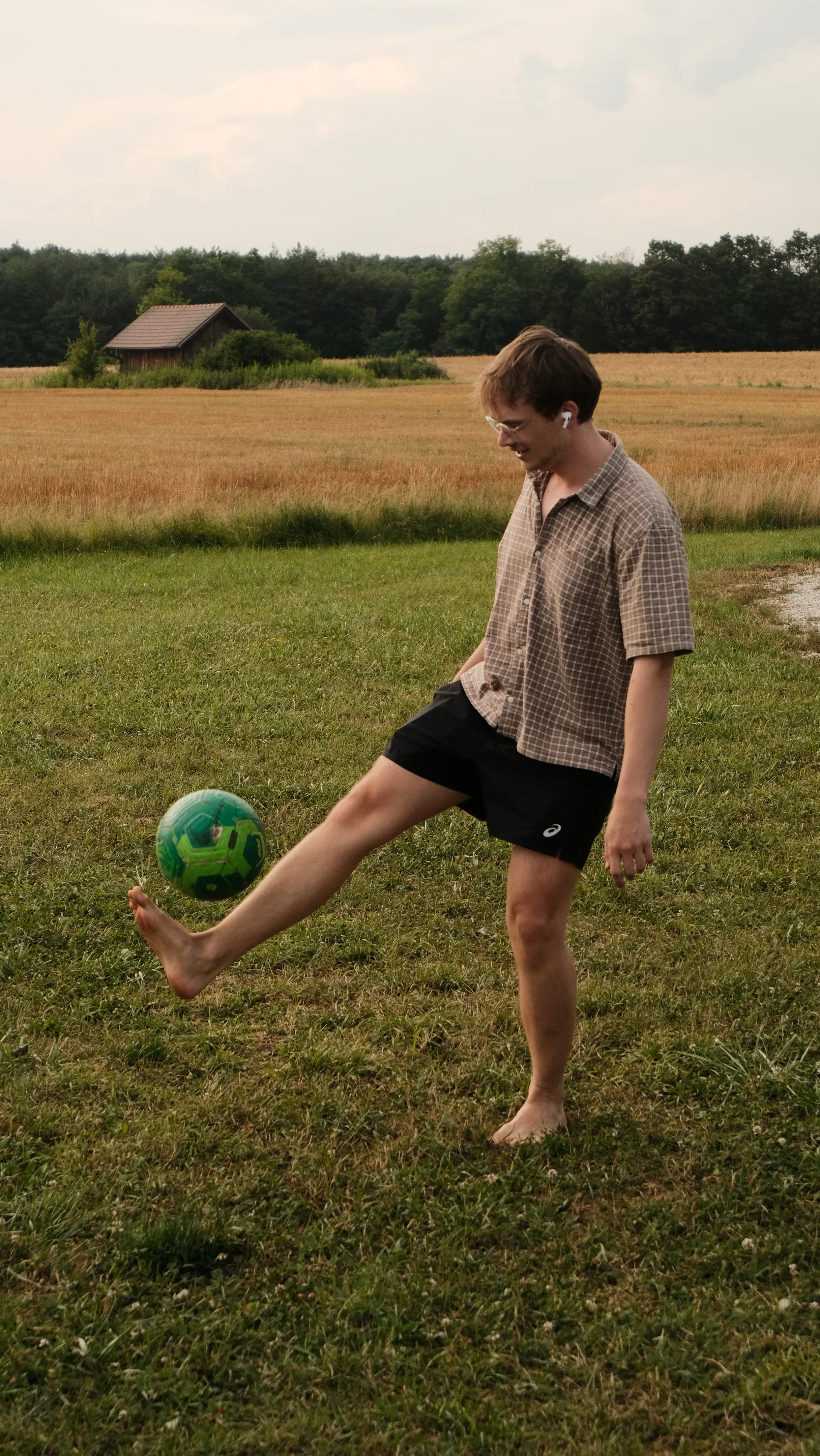 Person spielt mit einem Fußball