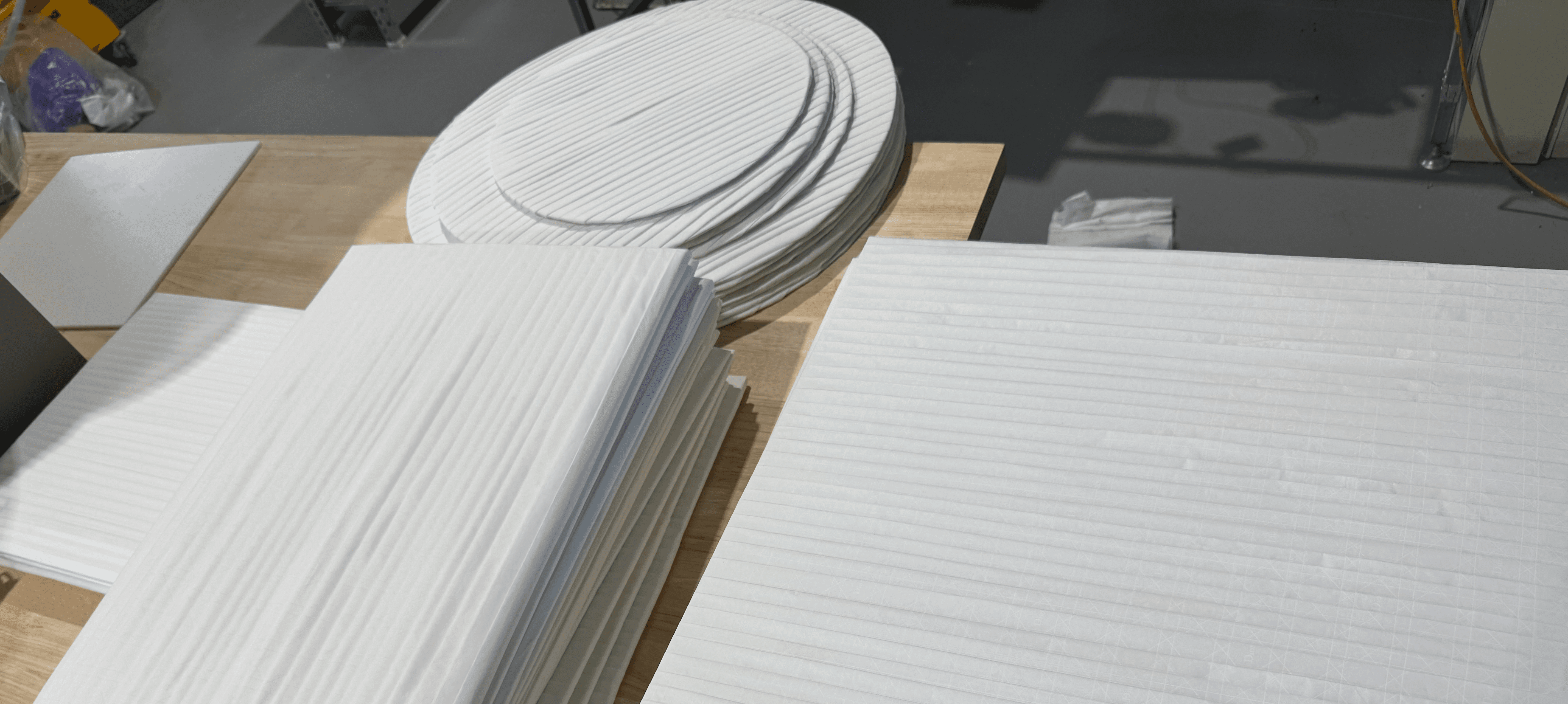 Dior 팝업 설치 사전 준비, 작업장에서 groom에 Dior 박스 적층 조형 테스트, 조형물 제작 스튜디오 Team Lorem