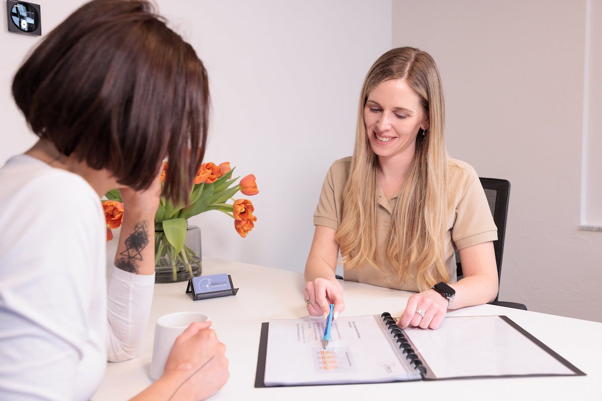 Kosmetikerin erklärt Patientin Behandlungsprozess - SkinCare Halle