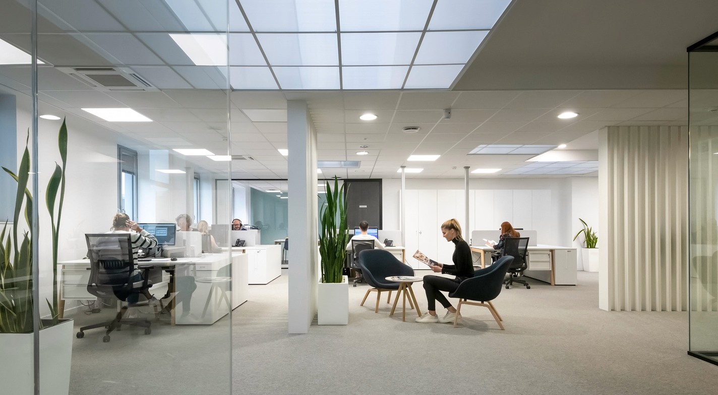 Photographie d’un aménagement de bureau moderne à Lille, espace de travail lumineux et design capturé par un photographe professionnel d’entreprise