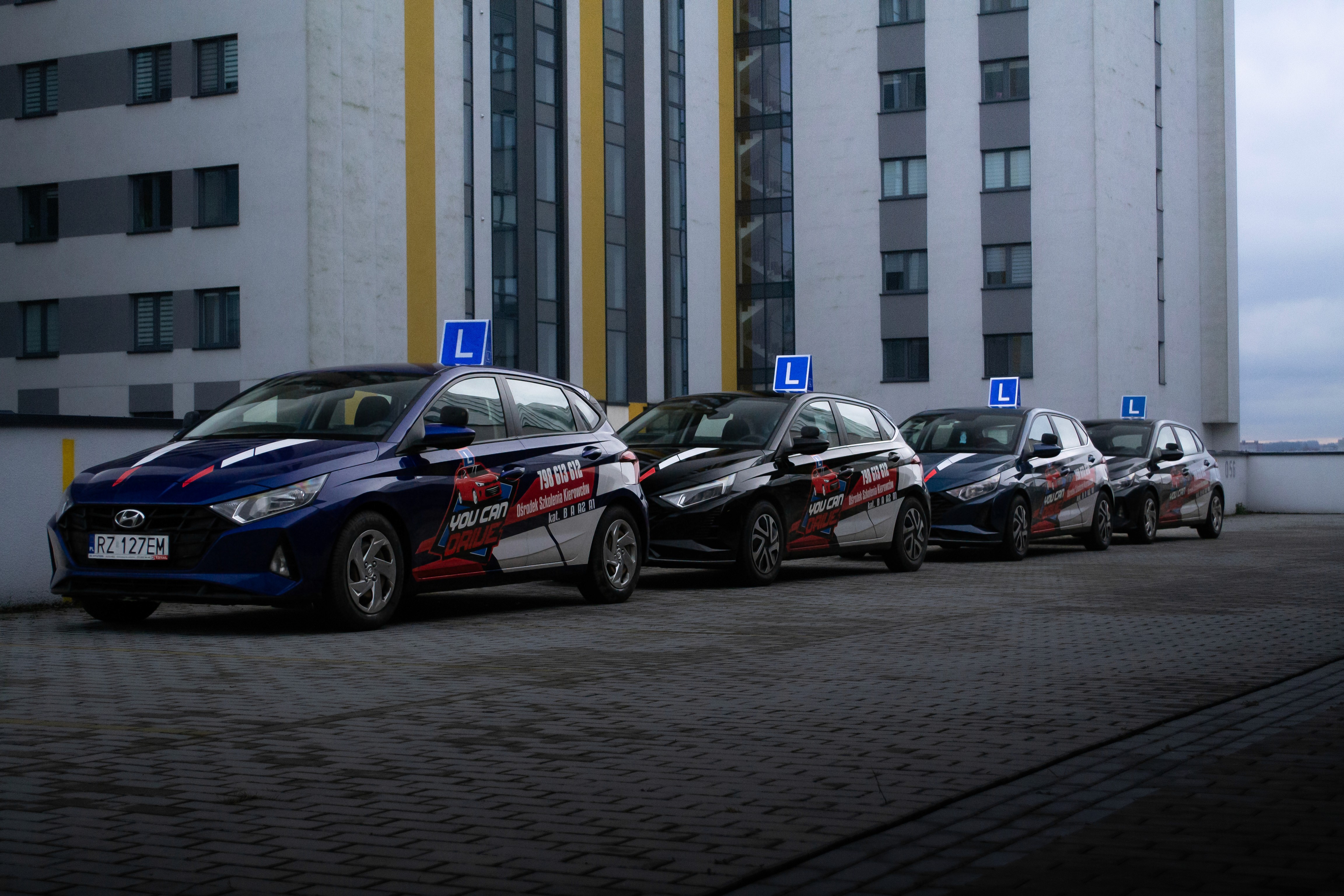 Samochód w ruchu w szkole nauki jazdy OSK You Can Drive w Rzeszowie.