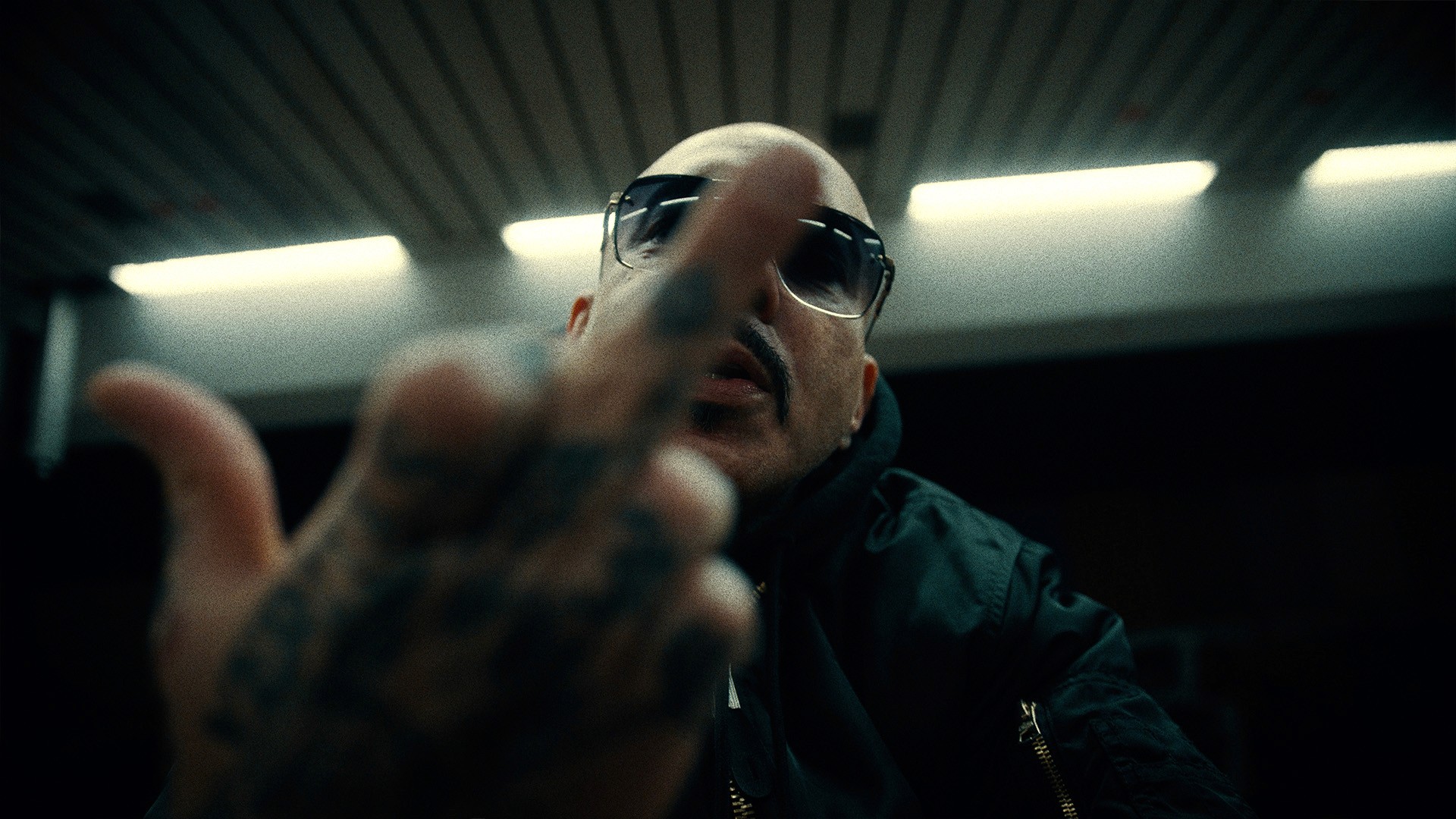 rapper azad zeigt dne mittelfinger