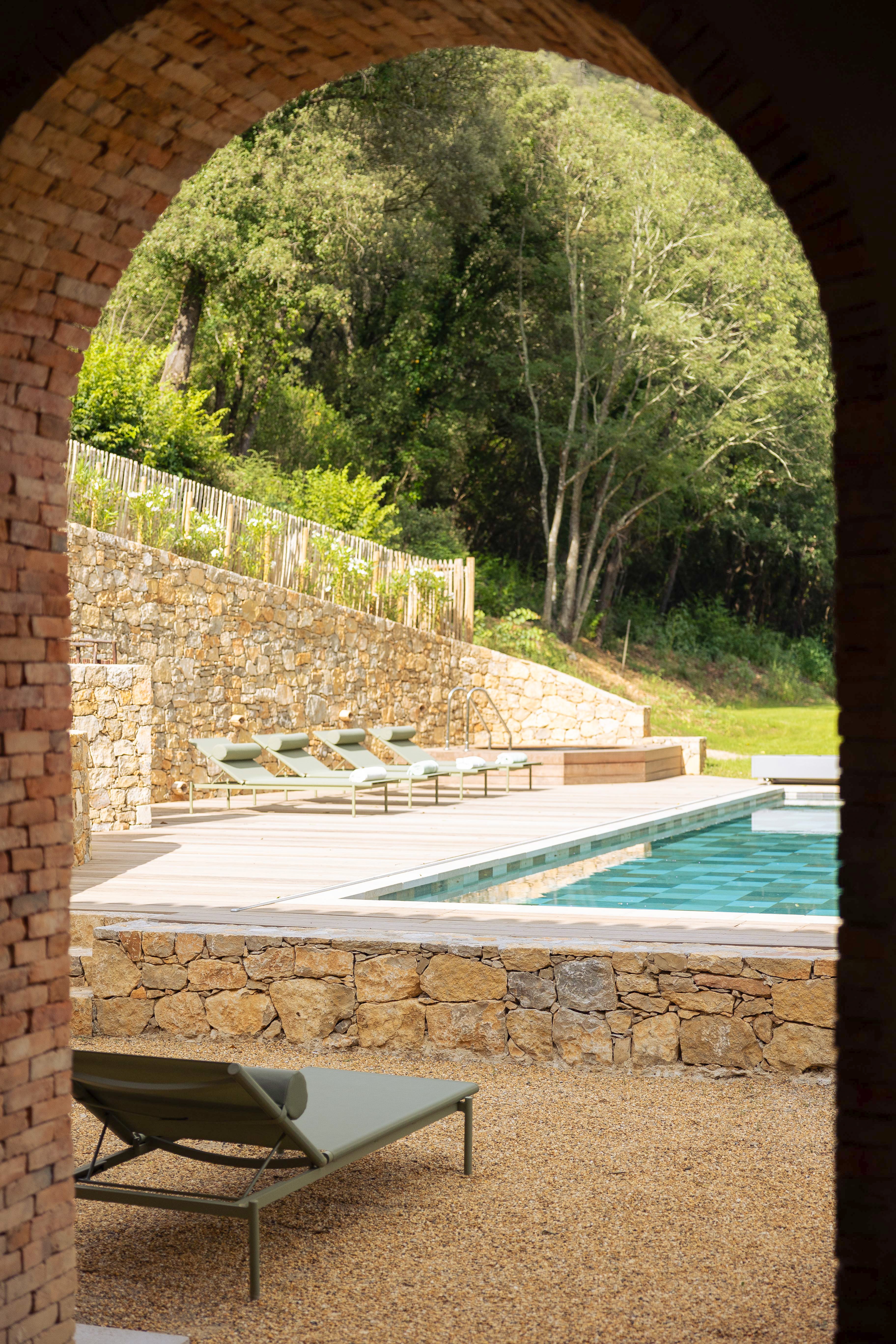 vue de la piscine au domaine