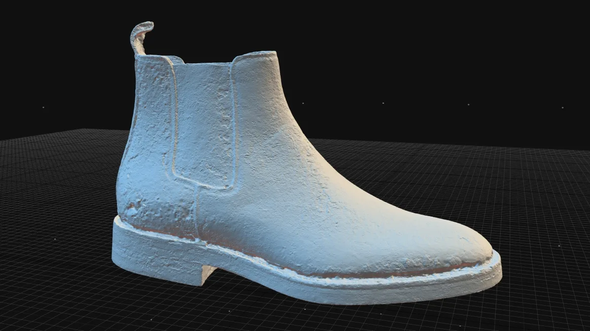 Geometric mesh of black boot in RealityScan, with inaccurate bumpy surface.