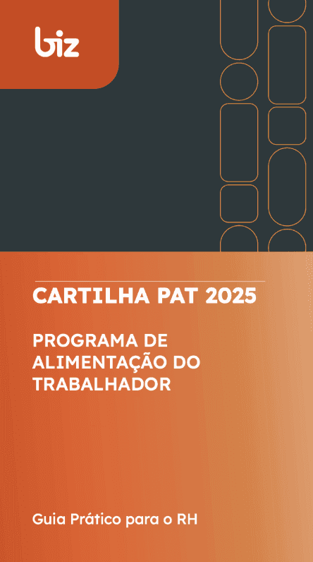 Três pessoas conversam ao ar livre, cercadas por plantas verdes e uma atmosfera relaxante.