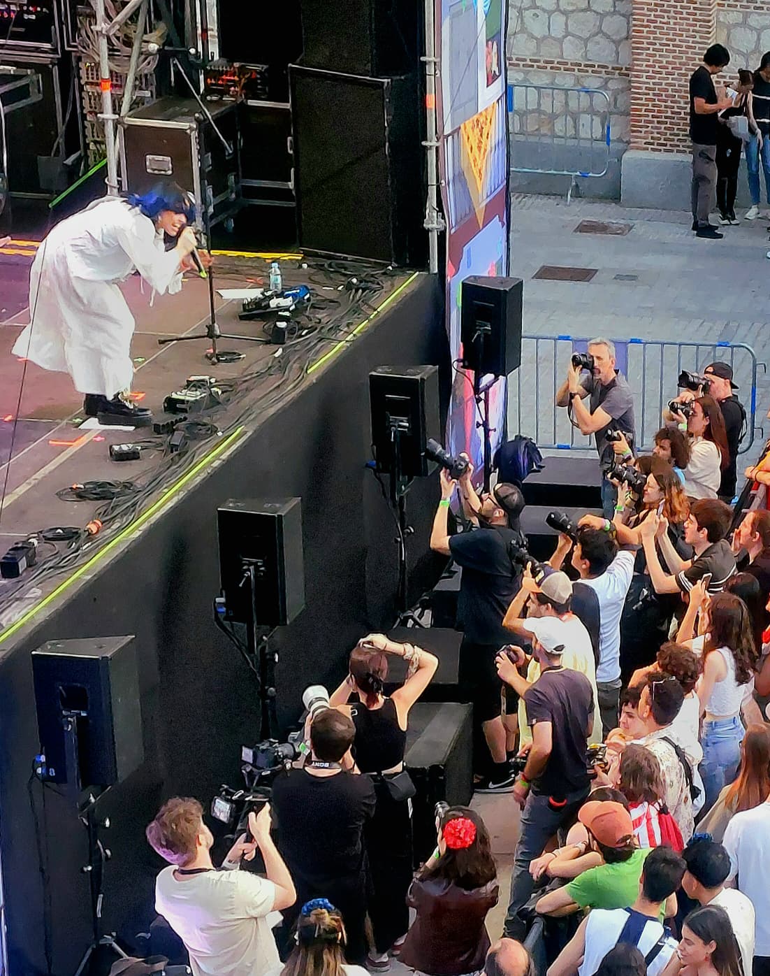 mujer sacando una fotografía a una carroza
