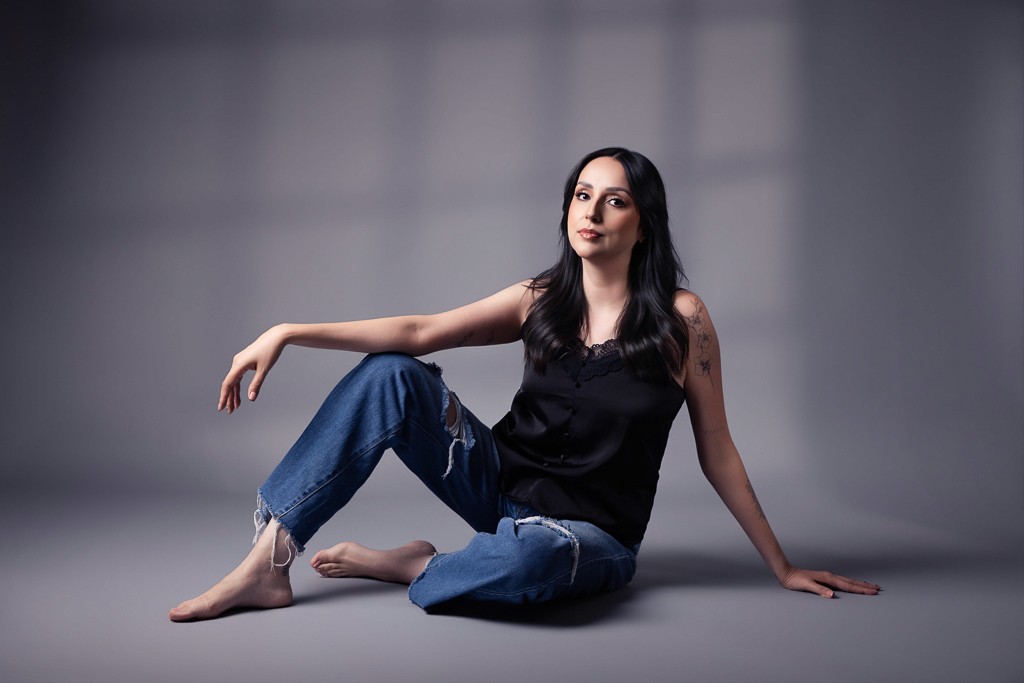mujer mirando a la cámara en un set minimalista en estudio fotográfico