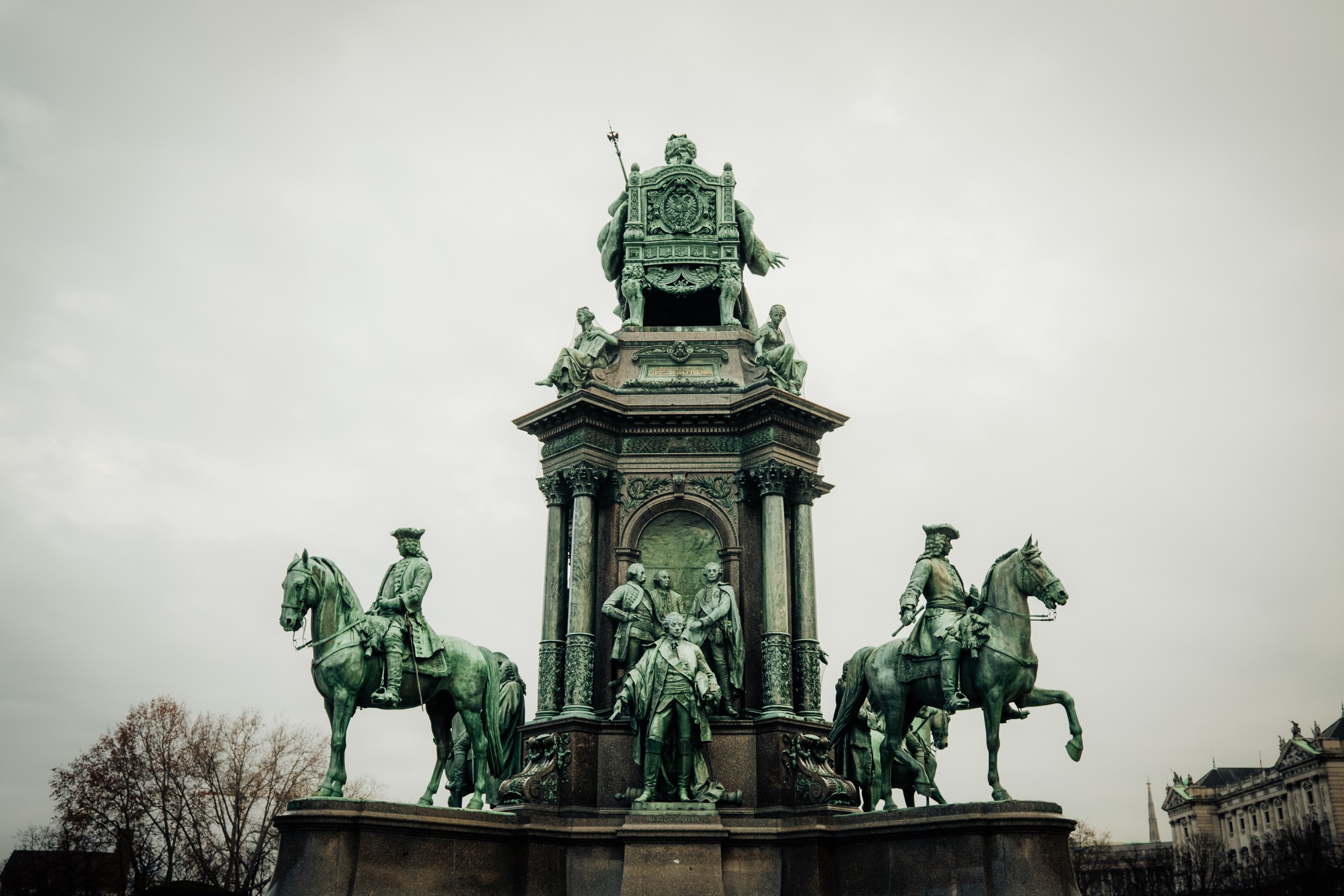 Monumento a María Teresa en Viena, con estatuas ecuestres de bronce