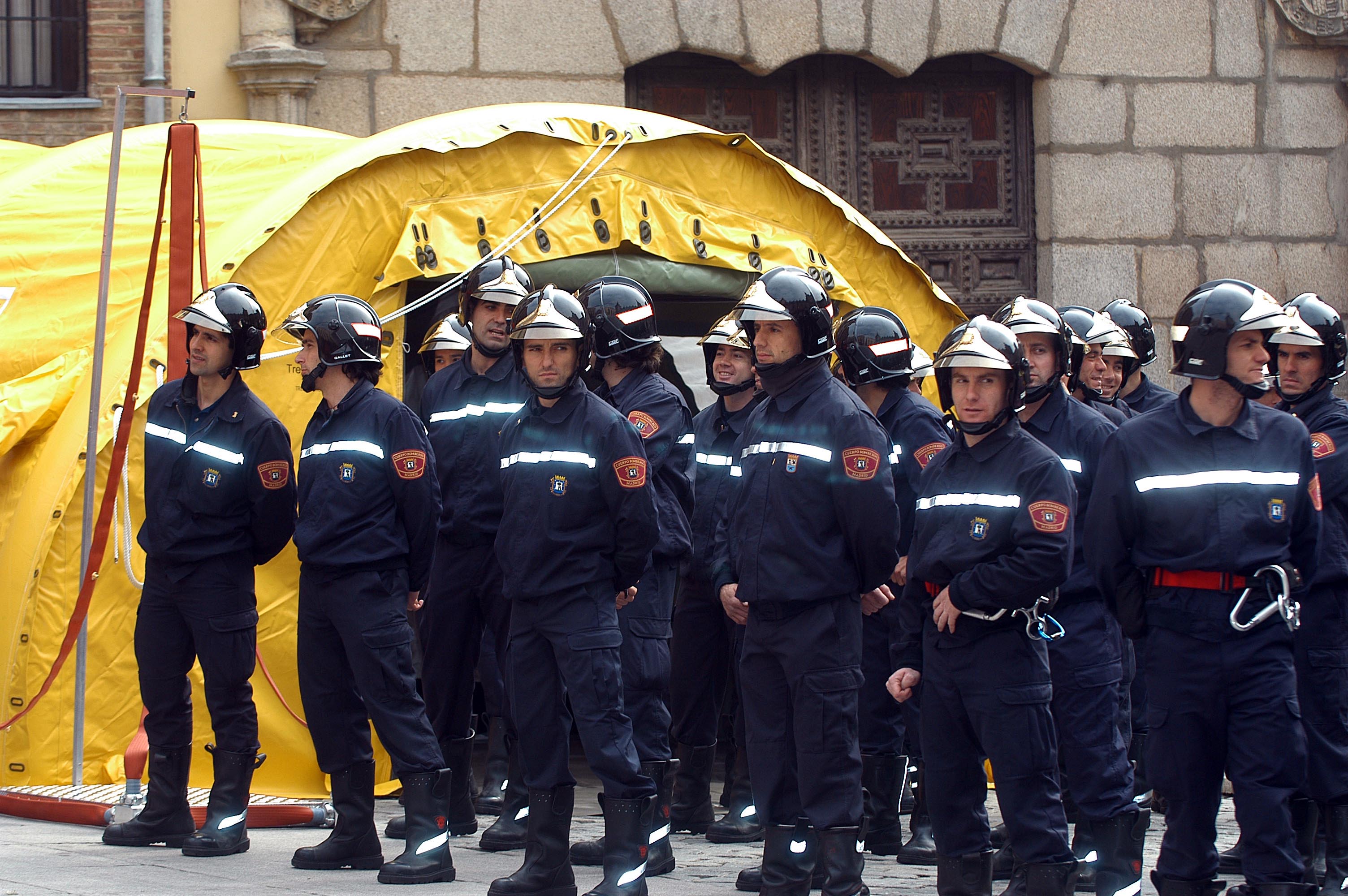 unos bomberos del Ayuntamiento de Madrid en formación