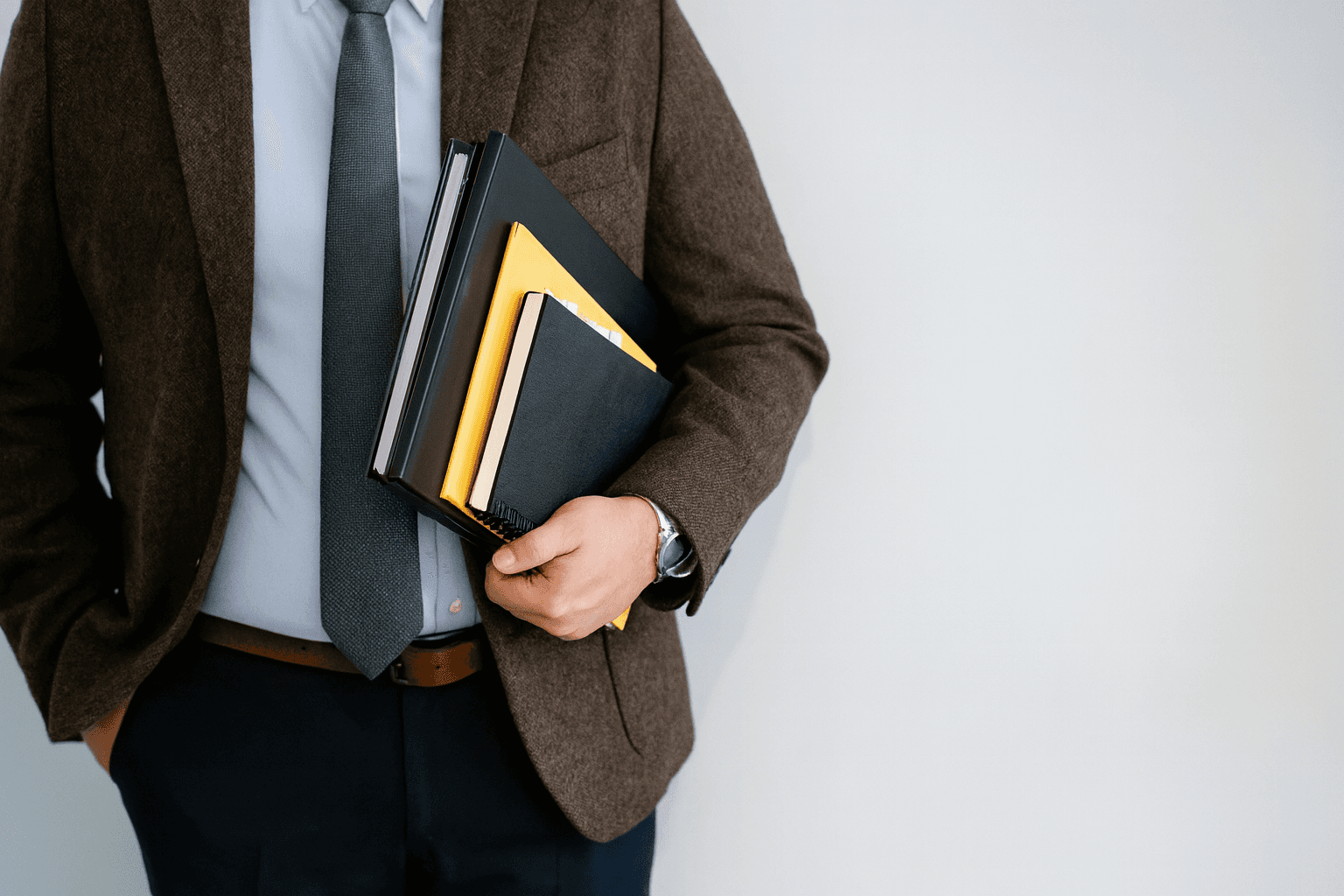 Un professionnel tenant des documents, symbolisant l'expertise pour réussir sur Amazon. Laissez-vous guider par les meilleurs conseils pour optimiser vos ventes en ligne.