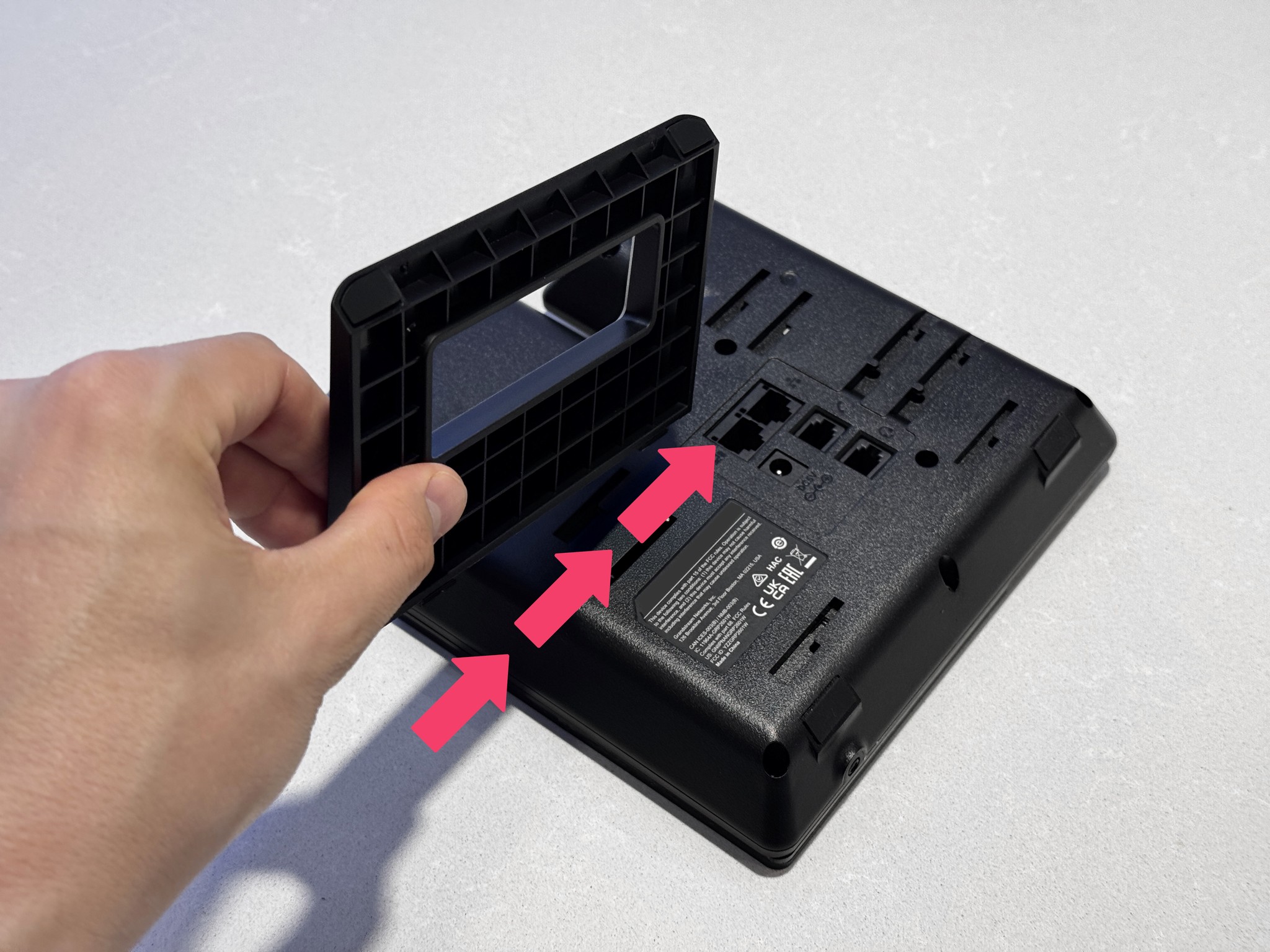 Le pied est glissé dans le téléphone