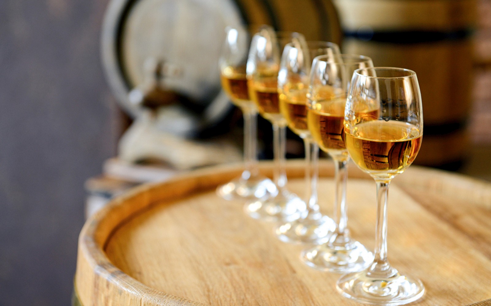 在葡萄牙埃武拉的葡萄酒之旅中，酒桶上的酒杯。