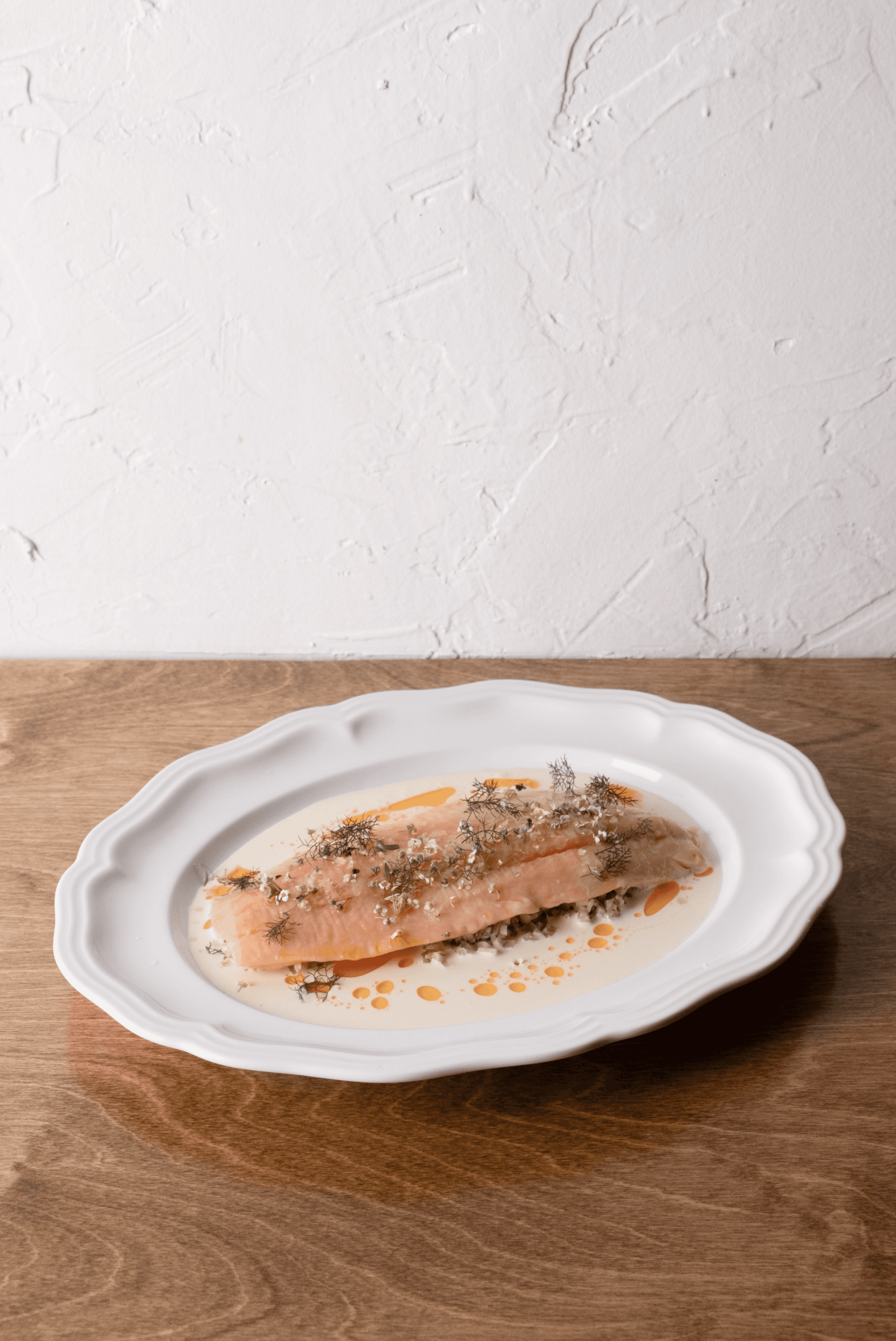 Plat de truite avec aneth, pomme, rhubarbe et céleri