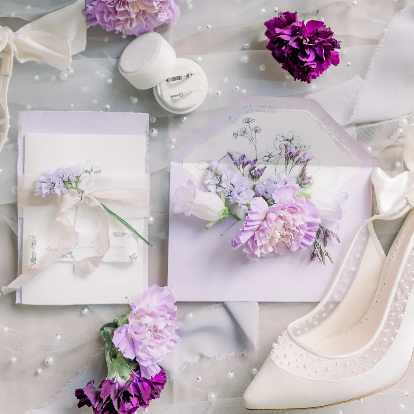 Edler Briefumschlag mit floralem Innenfutter für Hochzeitseinladungen – Detailverliebte Papeterie-Konzepte von Sophia Rechter.