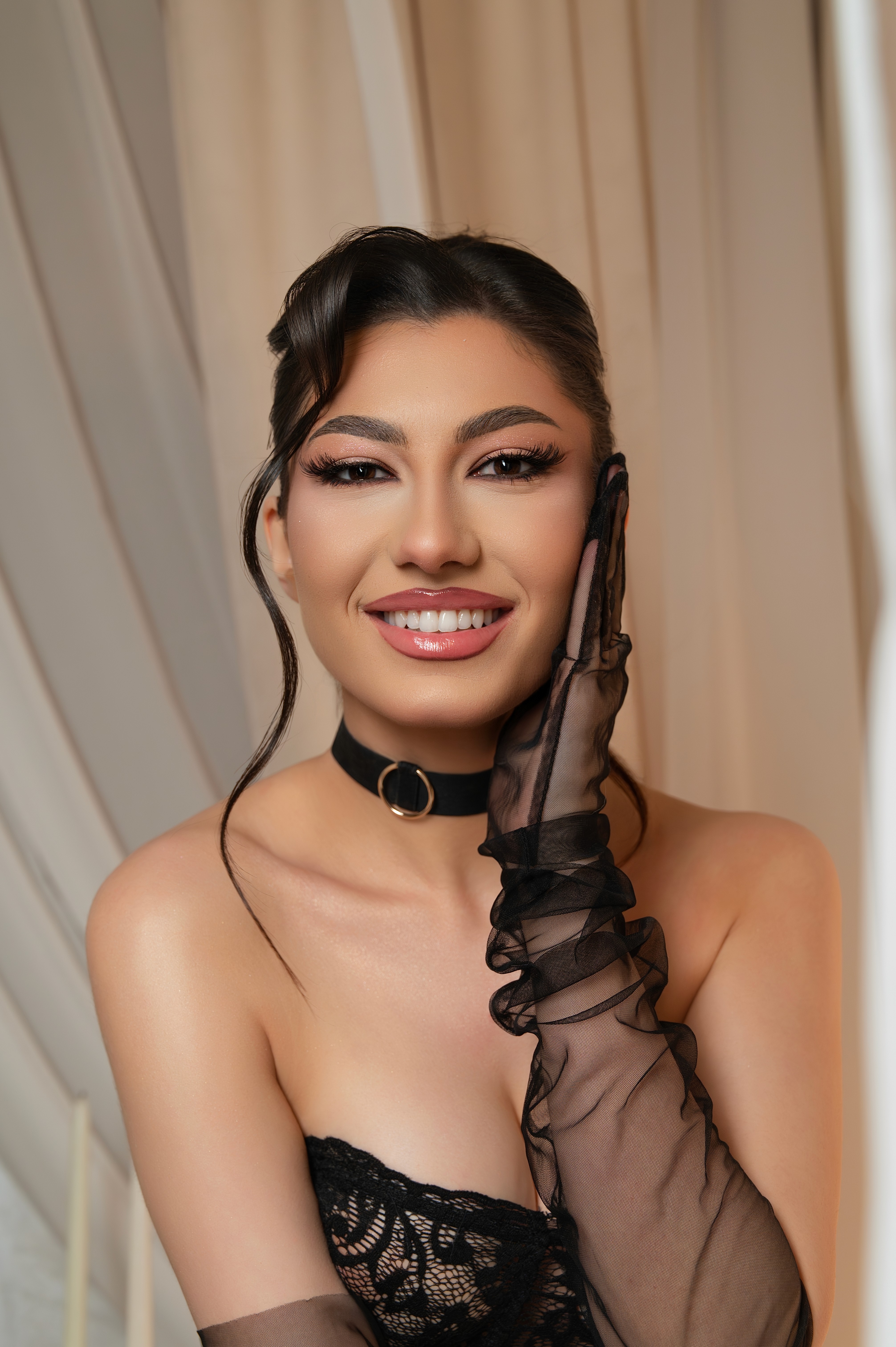 portret mireasă zâmbind în studio