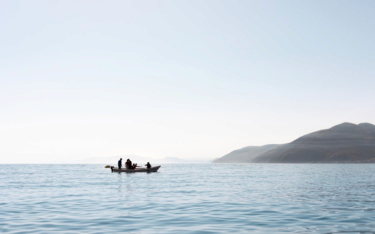 Man looking at brooklyn bridge and new york city skyline.
