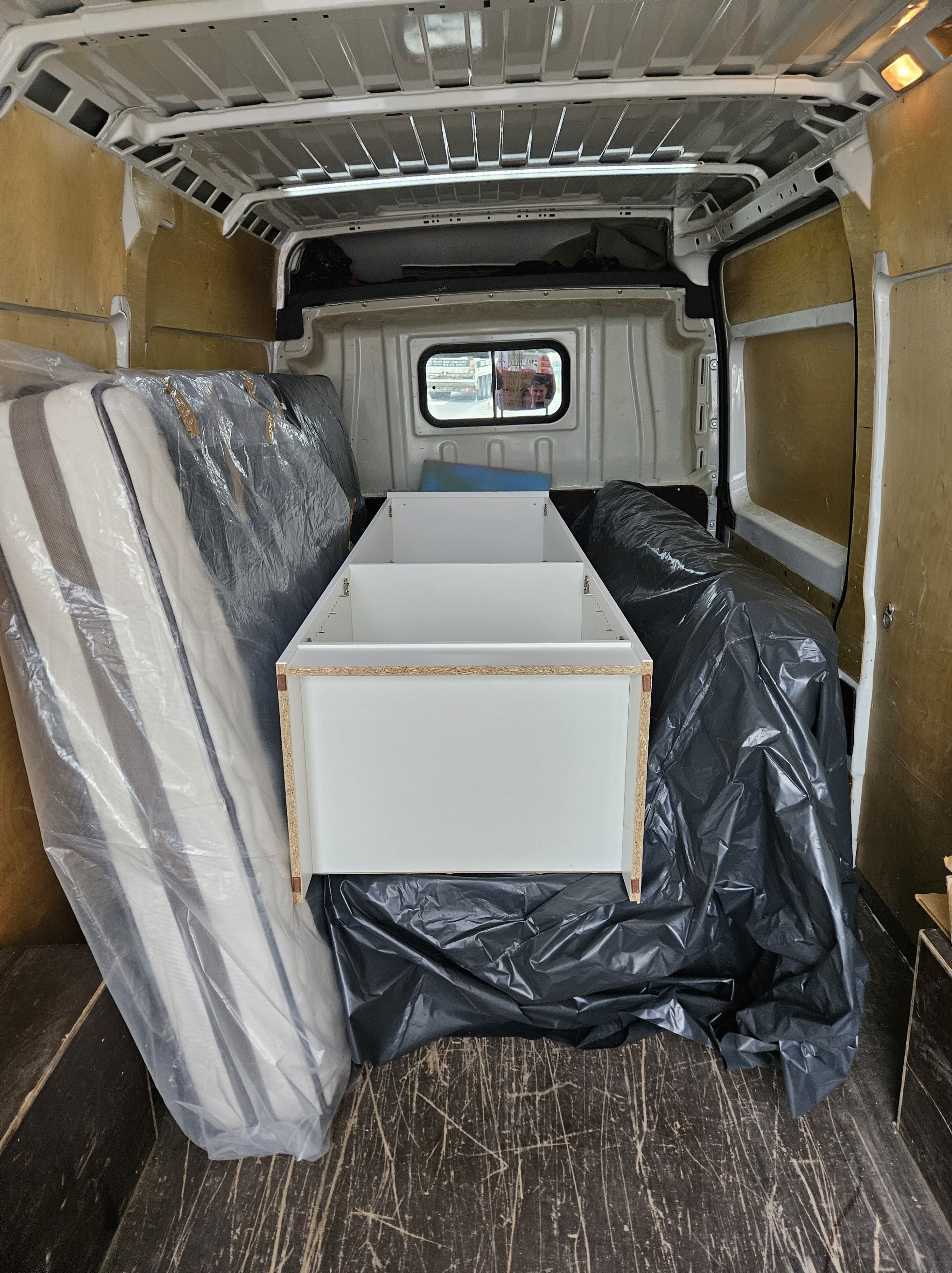 Profesionalna selitev poslovnih prostorov, pisarn in posebnih predmetov - selitveni servis