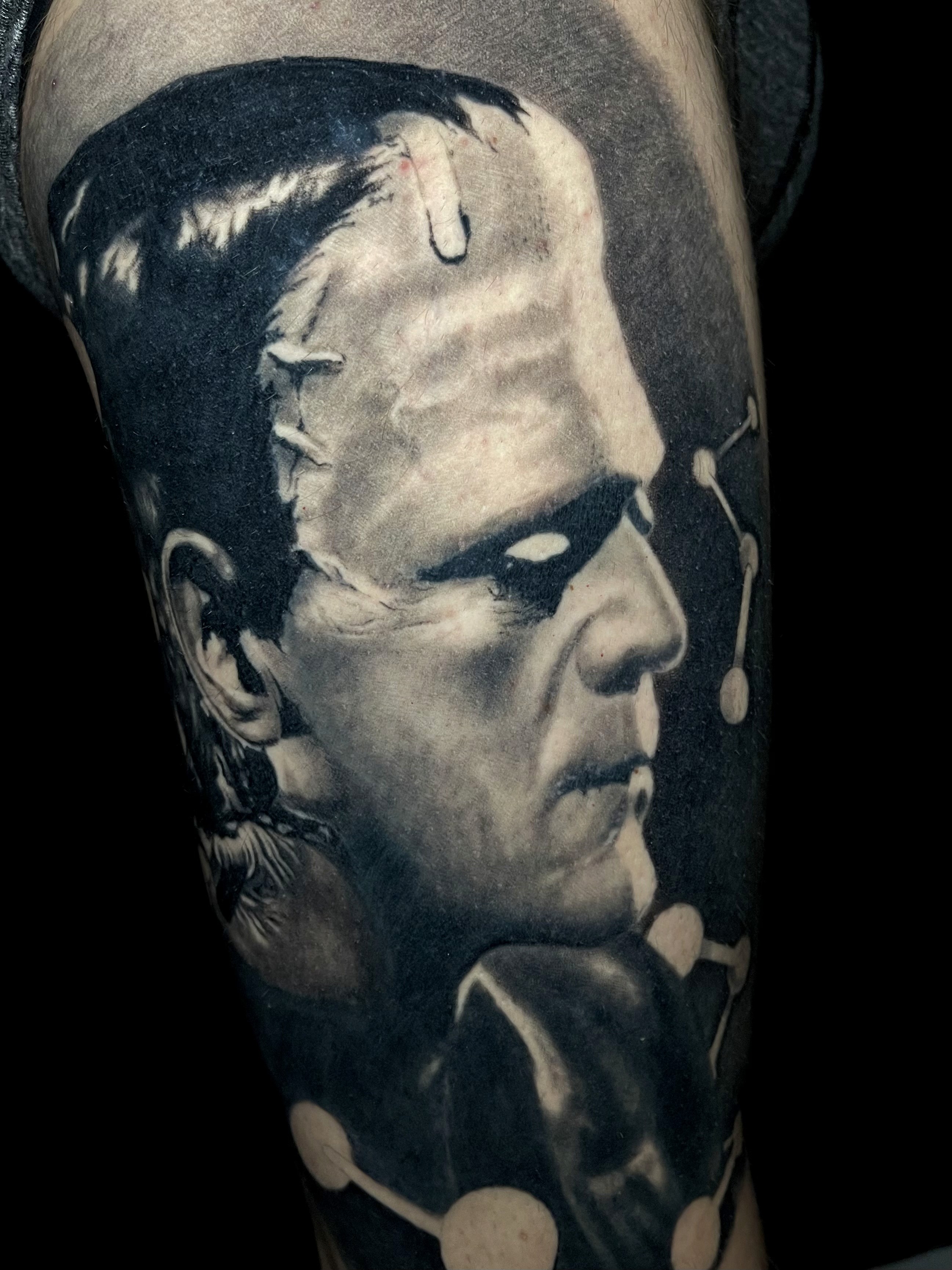 tatuaggio sull'avambraccio in stile chicano