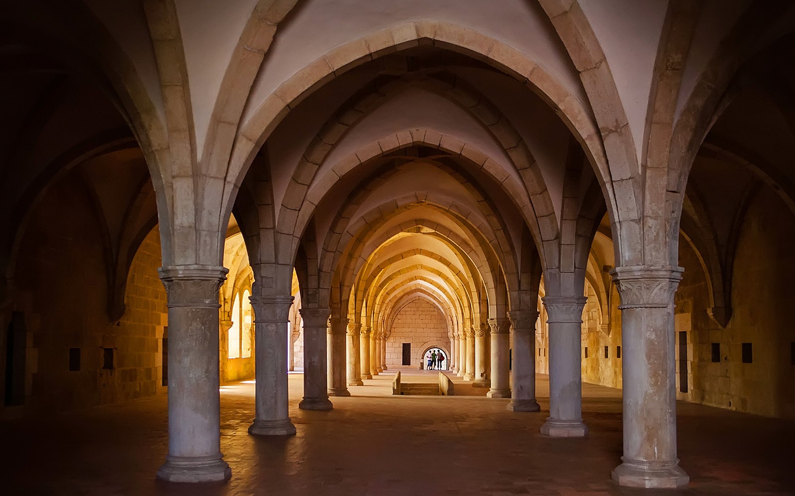 Alcobaça Manastırı'nın iç kısmı, tonozlu kemerler ve taş sütunlarla.