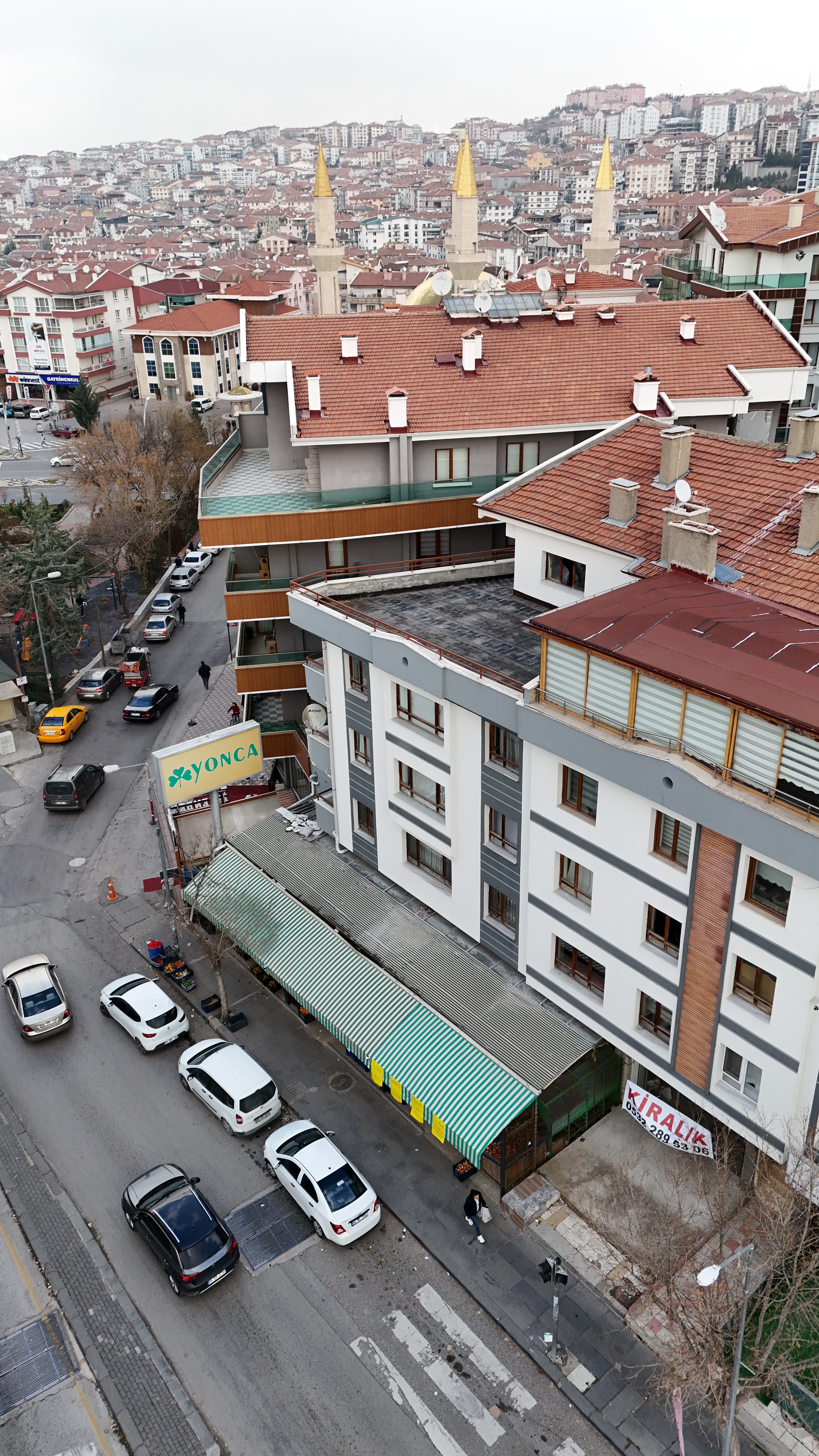 Saimekadın Şubesi’nde ferah alanlar, düzenli raf yerleşimi ve pratik alışveriş deneyimi bir arada.