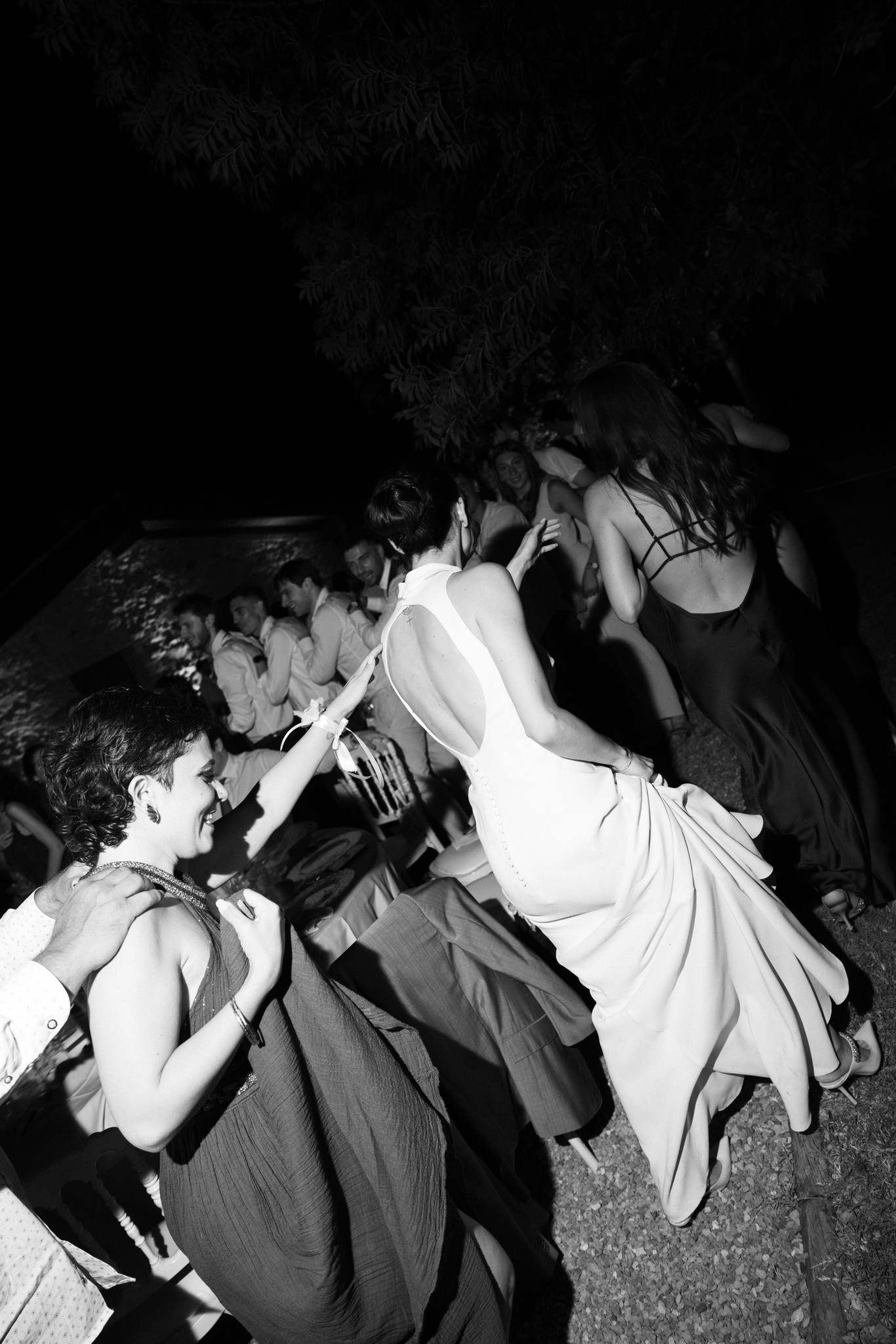 Sposa sollevata tra le braccia degli amici al ricevimento nel Parco di Montebello, momento di pura gioia festosa