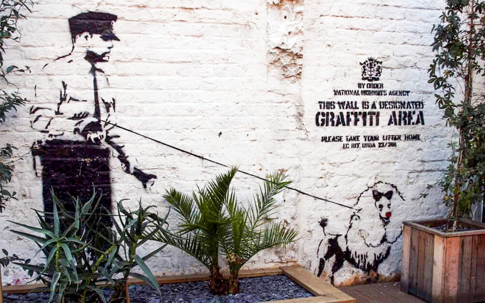 Götulistaverk af lögreglumanni og hundi á Brick Lane í London, sem tekið er inn í matarferðina.