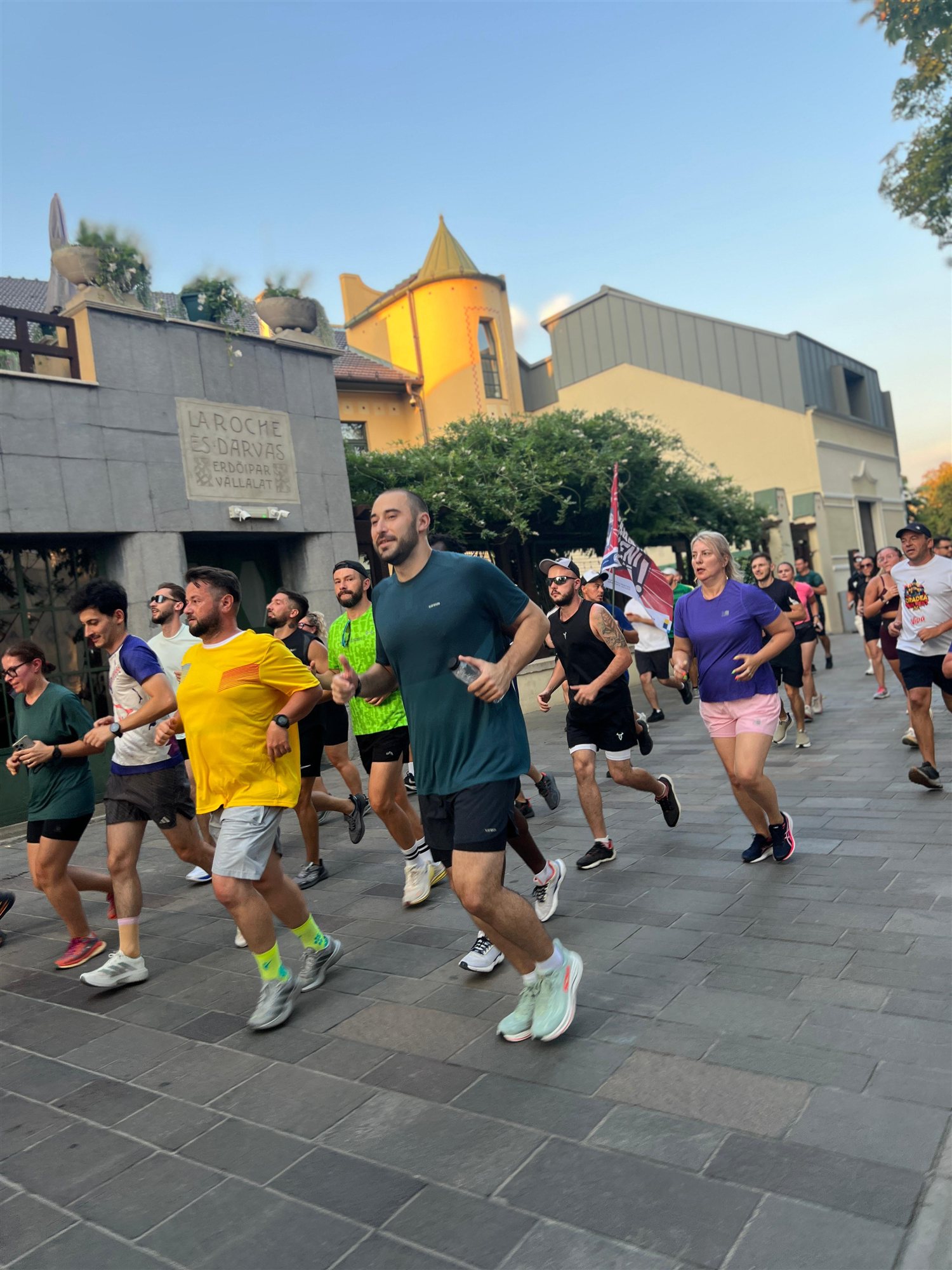 Alergători Oradea Running Culture în centrul istoric al orașului.