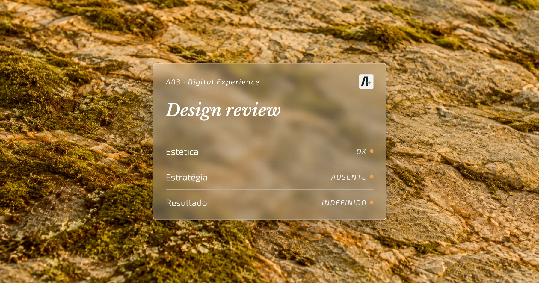 Pedra com musgo em close e card de vidro de revisão de design: estética ok, estratégia ausente, resultado indefinido.