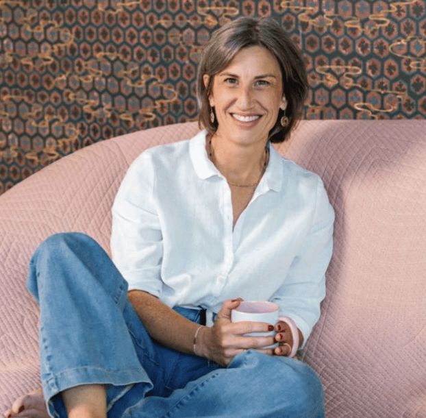 photo de Caroline Chéron dans son canapé