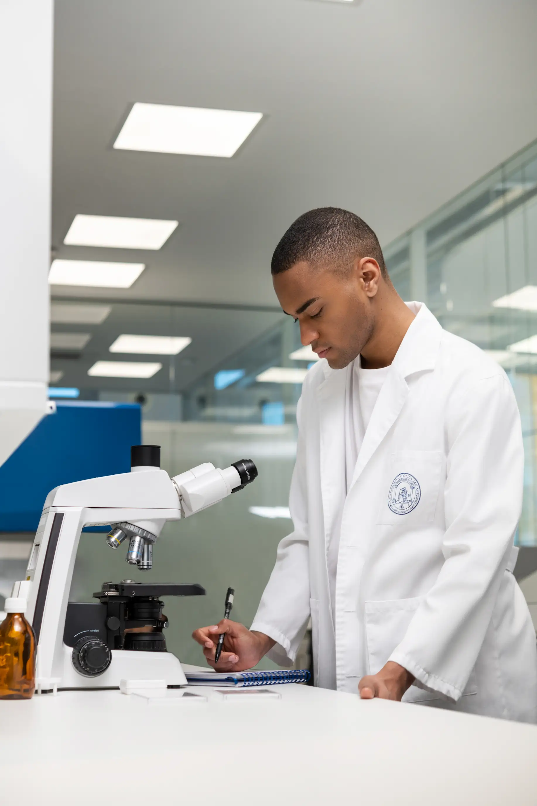 Alumno tomando nota en una de las prácticas del FP Superio en Laboratorio Clínico y Biomédico