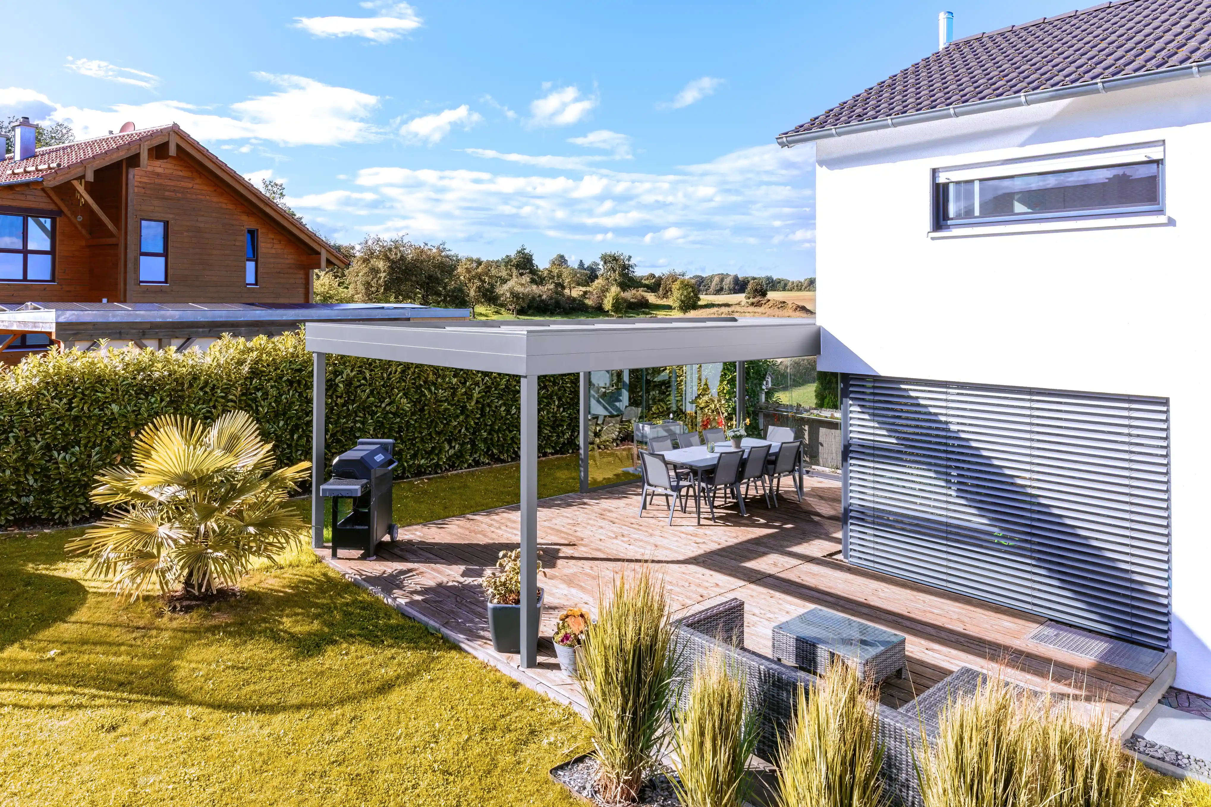 Ansicht auf den First des Terrassendachs von hinten