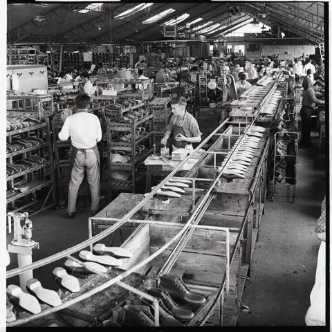 Interior fábrica de calzado.