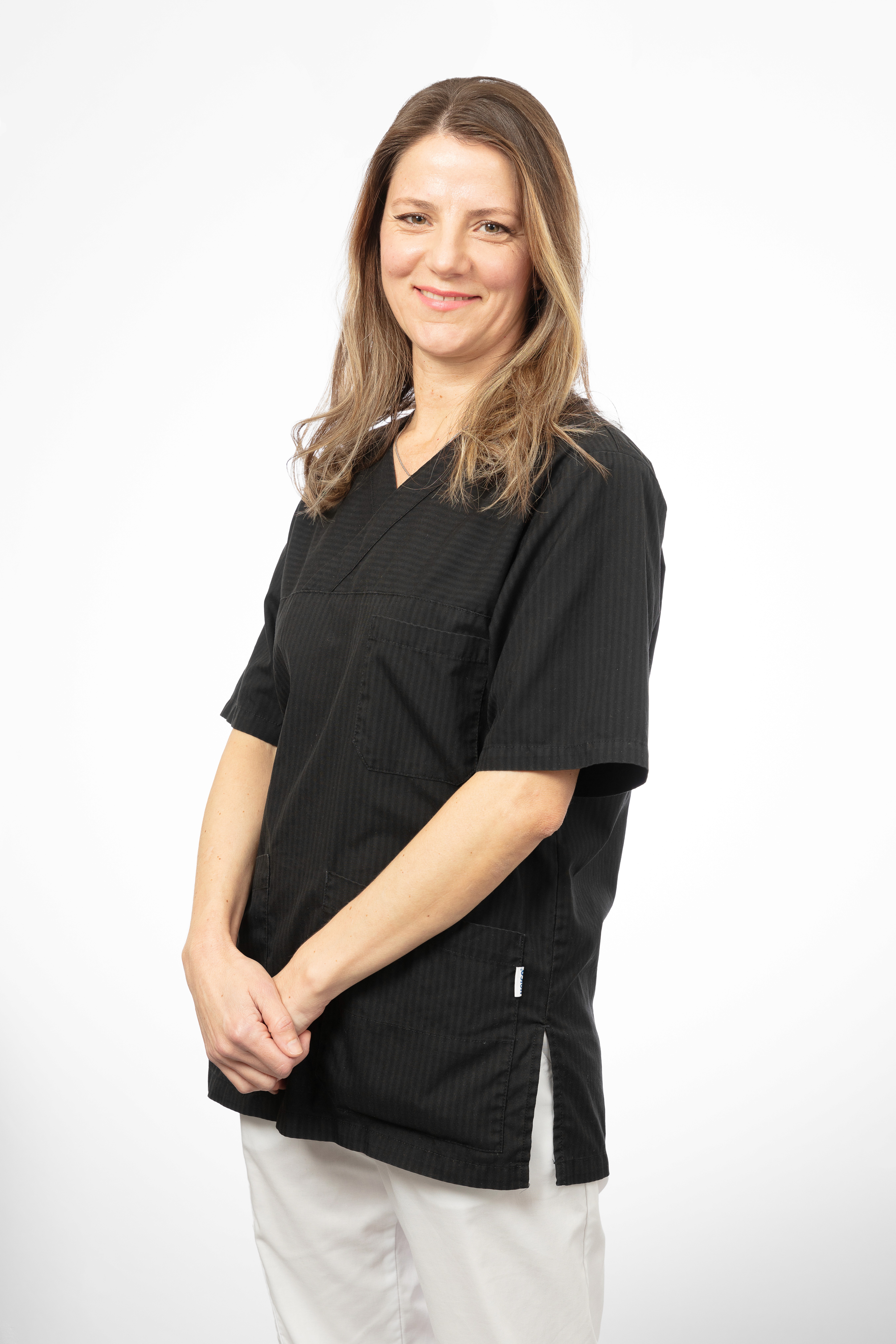 Tandsköterska Marija välkomnar patient till behandlingsrum