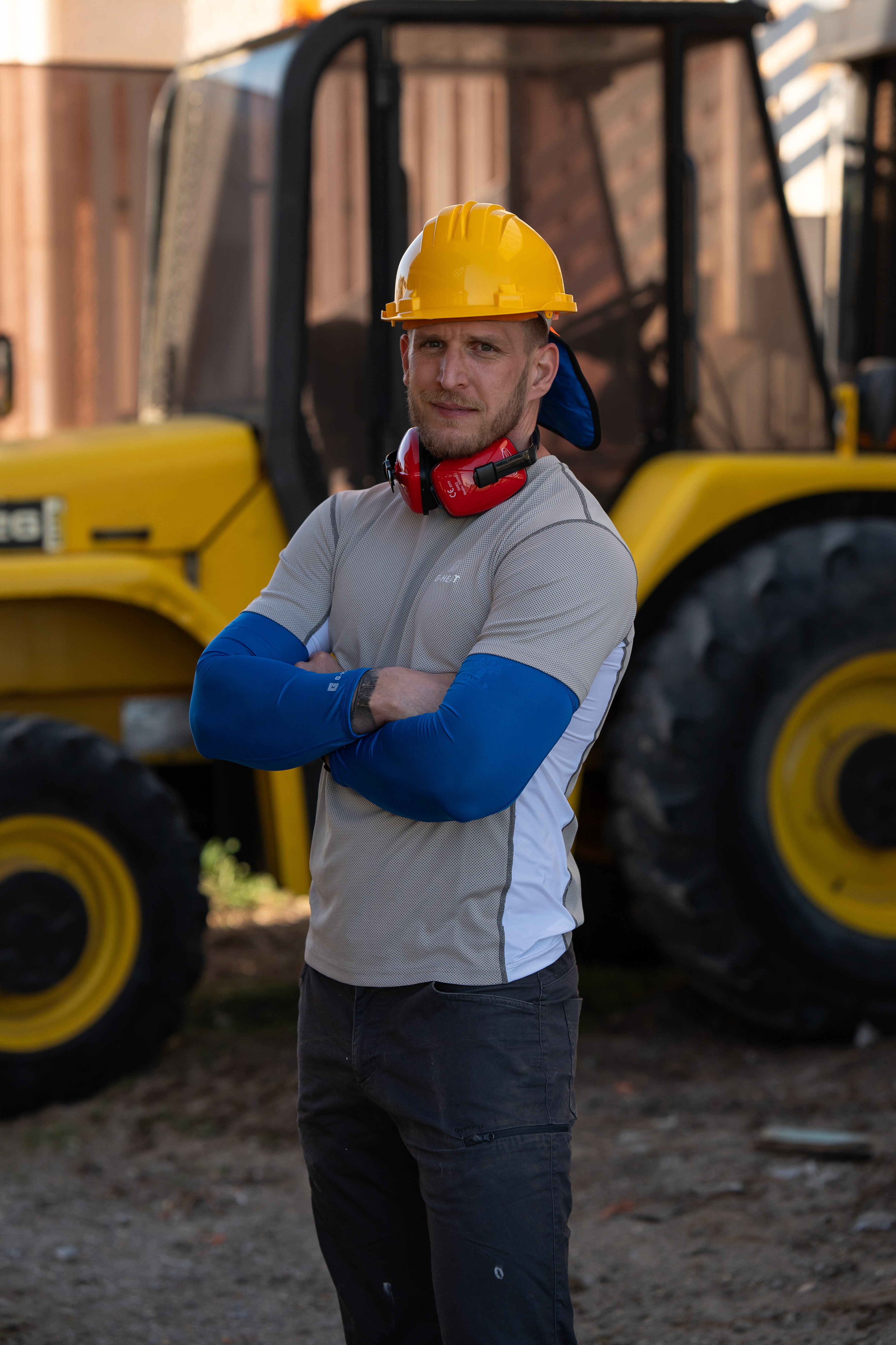 Travailleur de chantier portant un t-shirt rafraîchissant G-Heat anti-UV