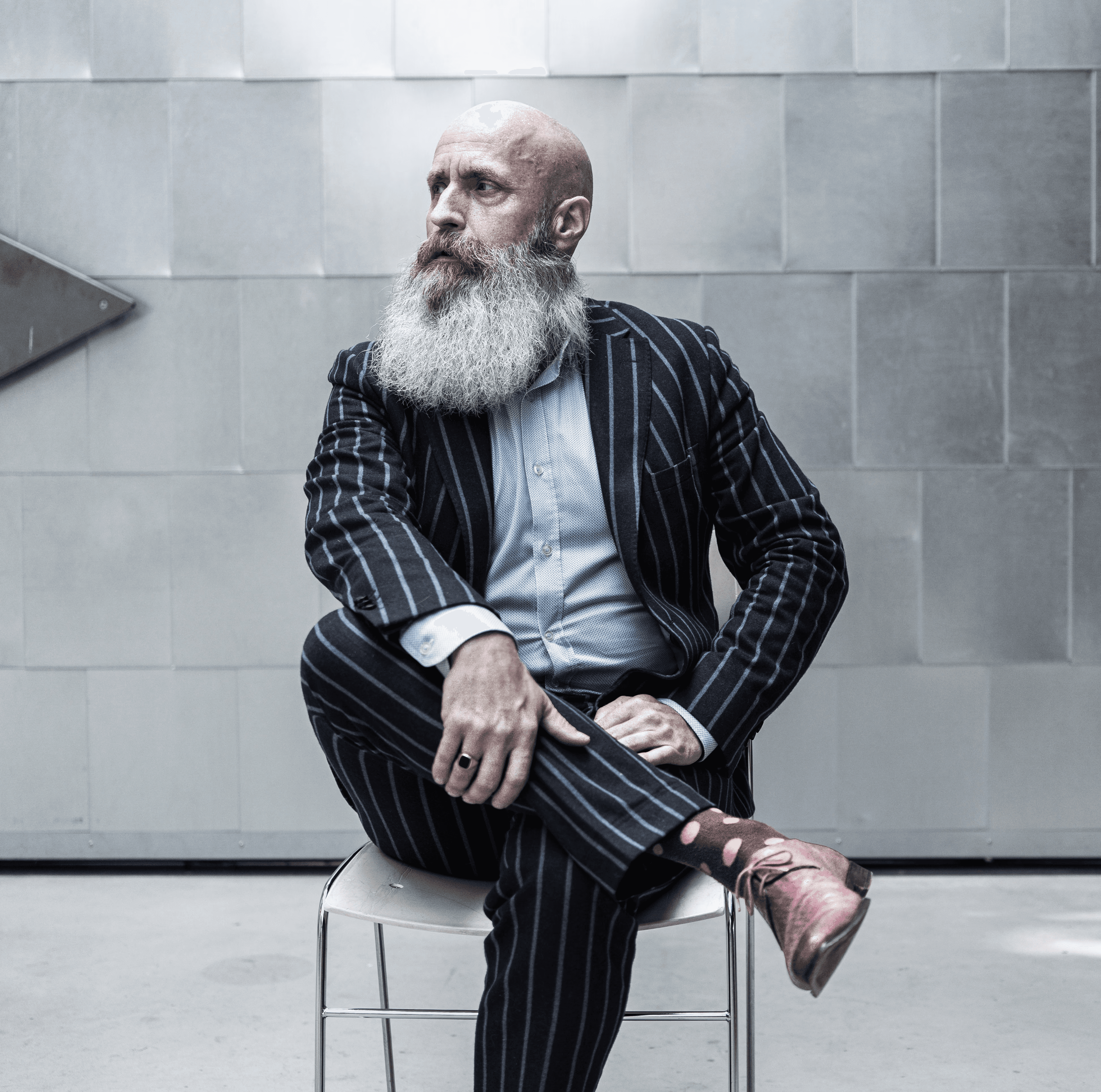 Bas Stronks, oprichter van wdb?, benen gekruist en kijkt opzij.