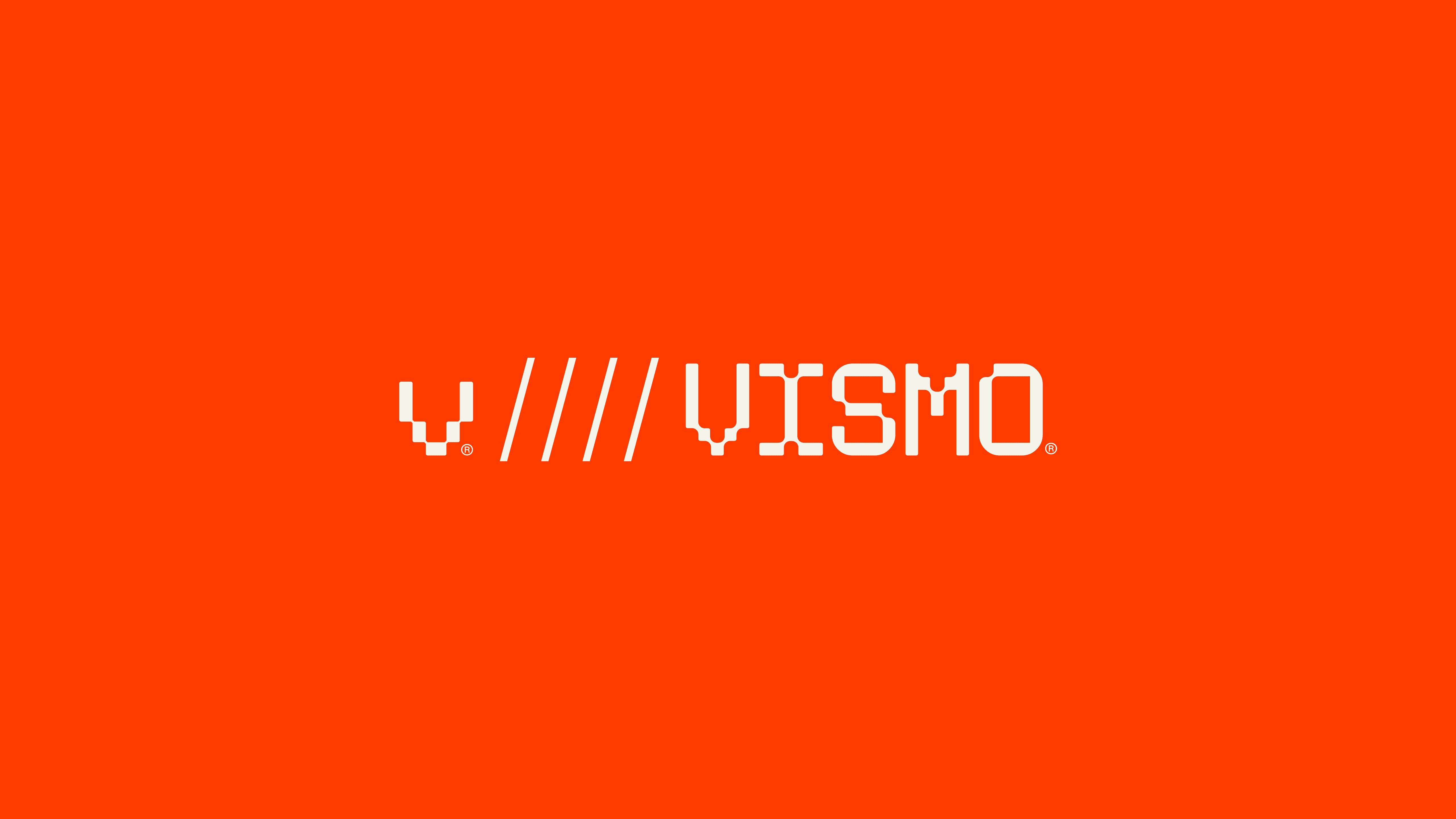 Assinatura principal da marca Vismo com o símbolo “V///VISMO” sobre fundo laranja vibrante, representando movimento e inovação.