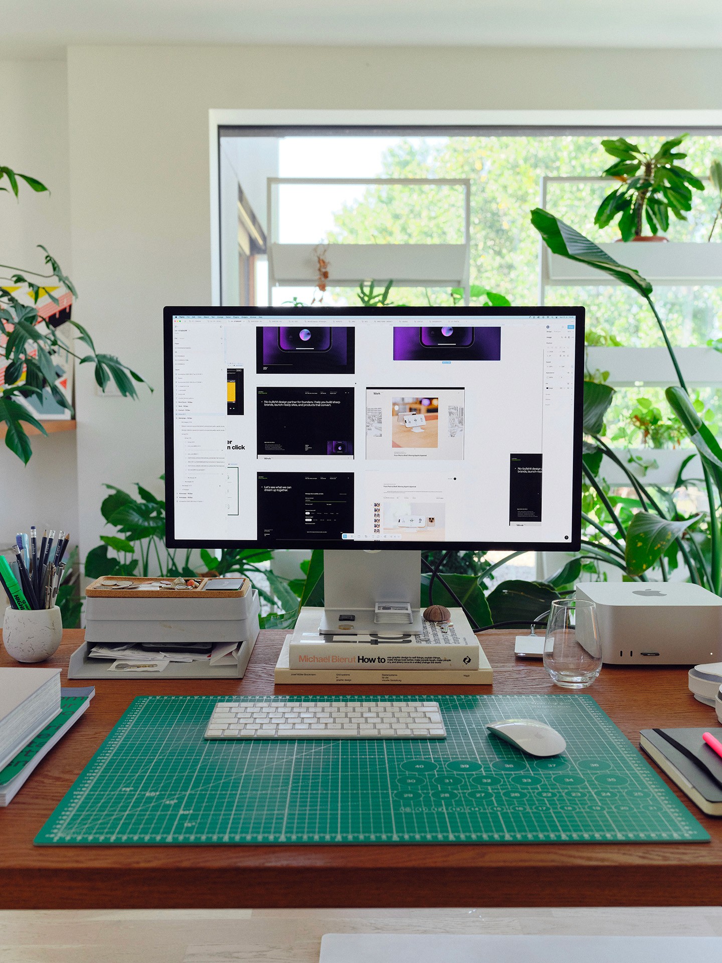 Článek na Design Bod o nahlédnutí do pracovního home office českého designéra Luboše Volkova, kde se setkává estetika, funkčnost a osobní inspirace. místo plné rostlin, knih a nápadů, které formují jeho kreativní proces UX designera.