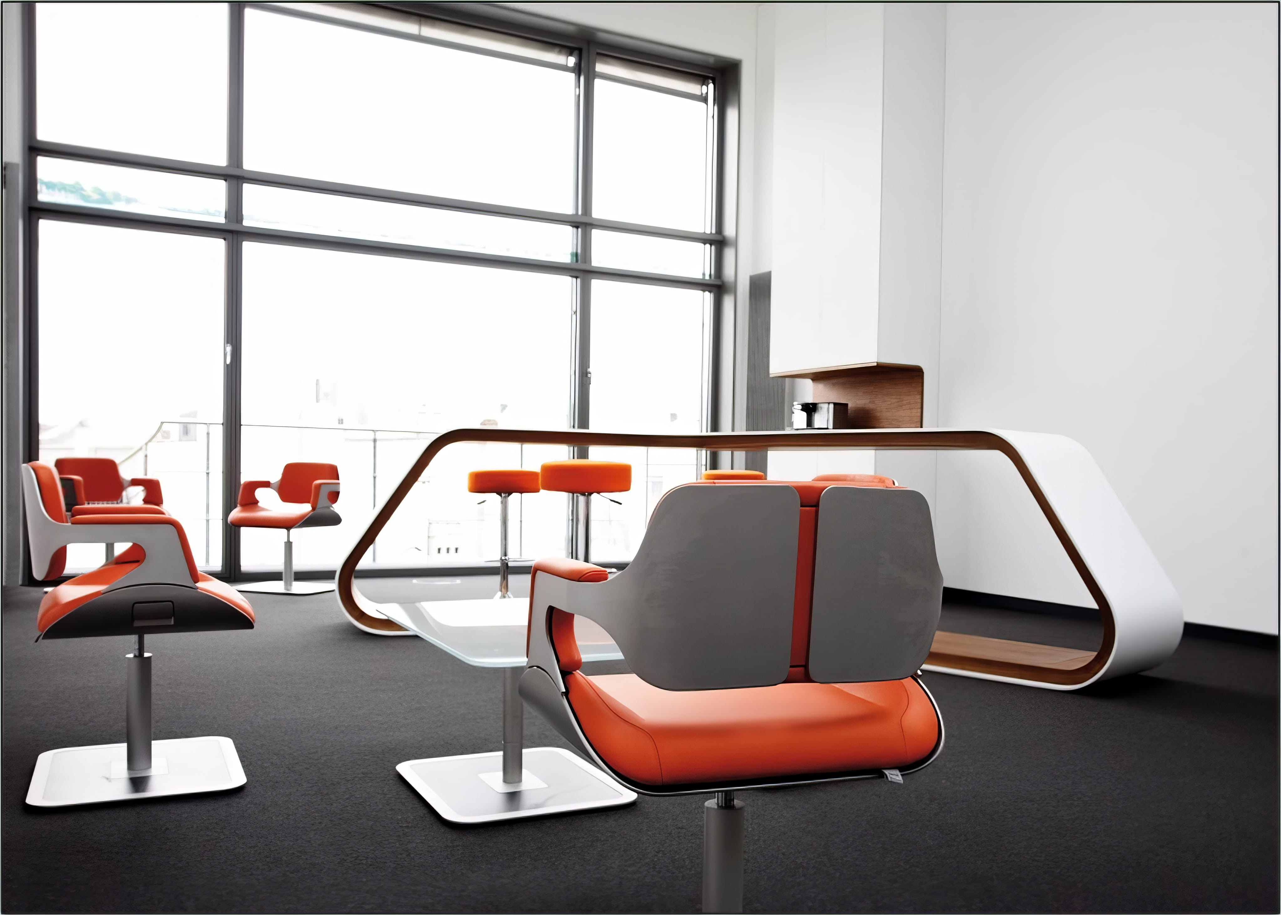 MW Interior  - Futuristische Bürolounge mit organisch geformten orangen Drehstühlen, geschwungenem Designtisch aus Holz und weißem Corian vor Panoramafenster" Beschreibung: Außergewöhnliche Lounge- und Empfangssituation mit skulptural geformten Drehsesseln in leuchtendem Orange, einem geschwungenen Tischobjekt aus Holz und Corian – avantgardistisches Möbeldesign als Statement im Raum.