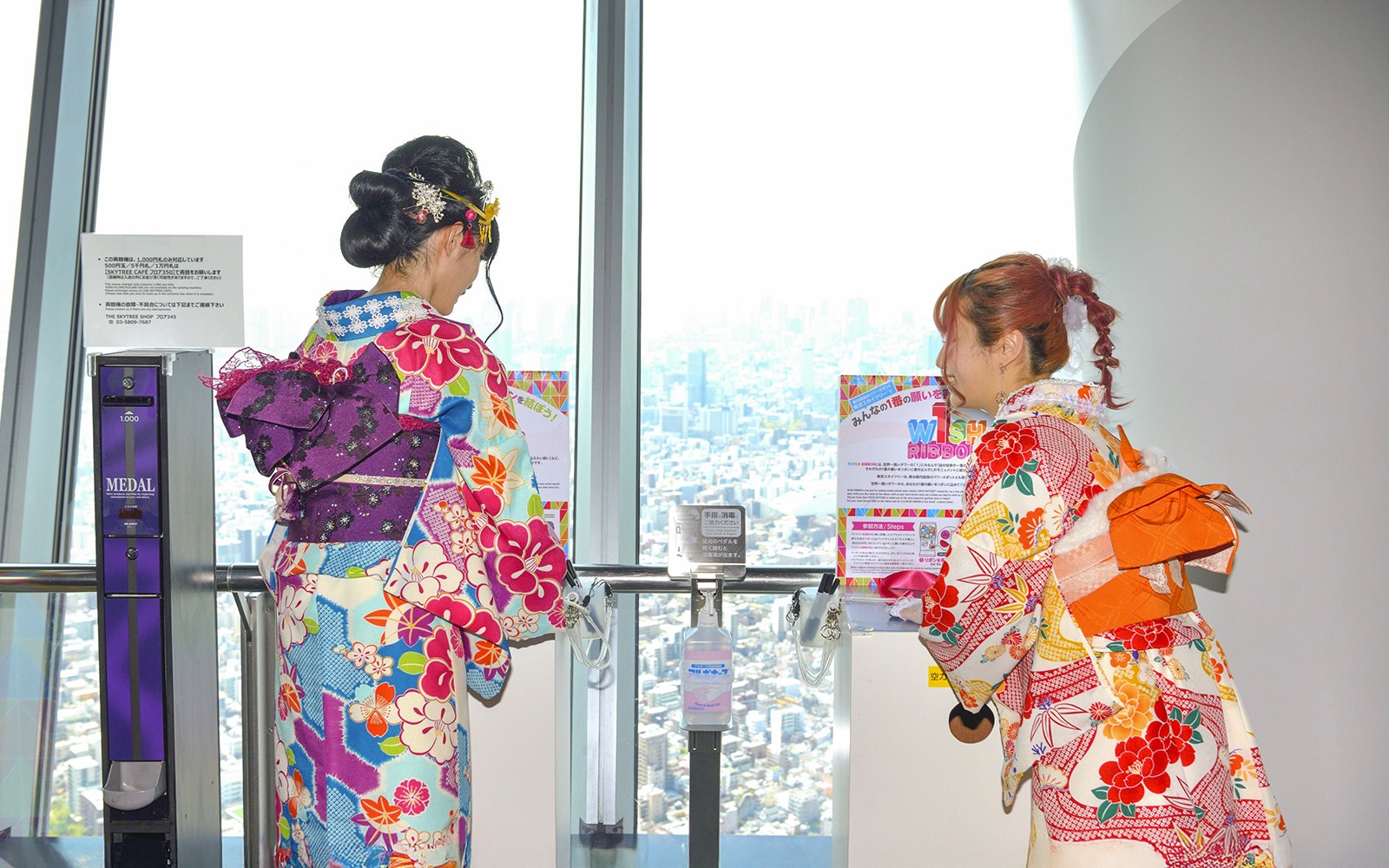 Visitantes en kimonos en la plataforma de observación del Tokyo Skytree, disfrutando de vistas panorámicas de la ciudad.