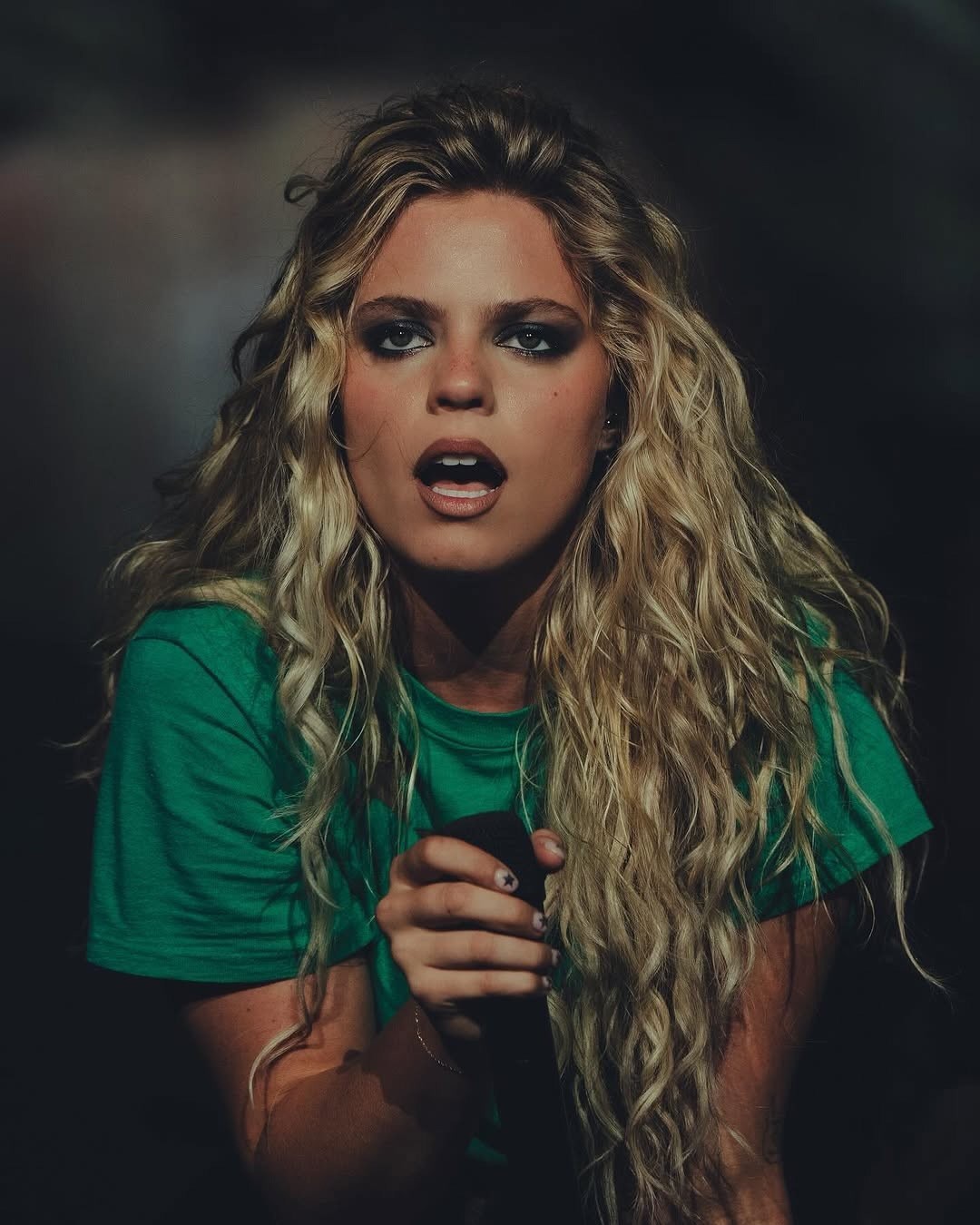 A view of the top of the eiffel tower