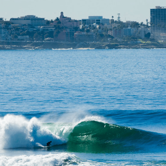 Surfer riding a wave in San Diego – surfboard rental in san-diego