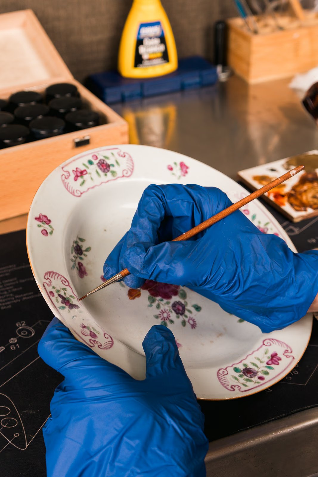 Restauro de pintura a óleo antiga por conservador-restaurador no atelier Patrimonium, Porto