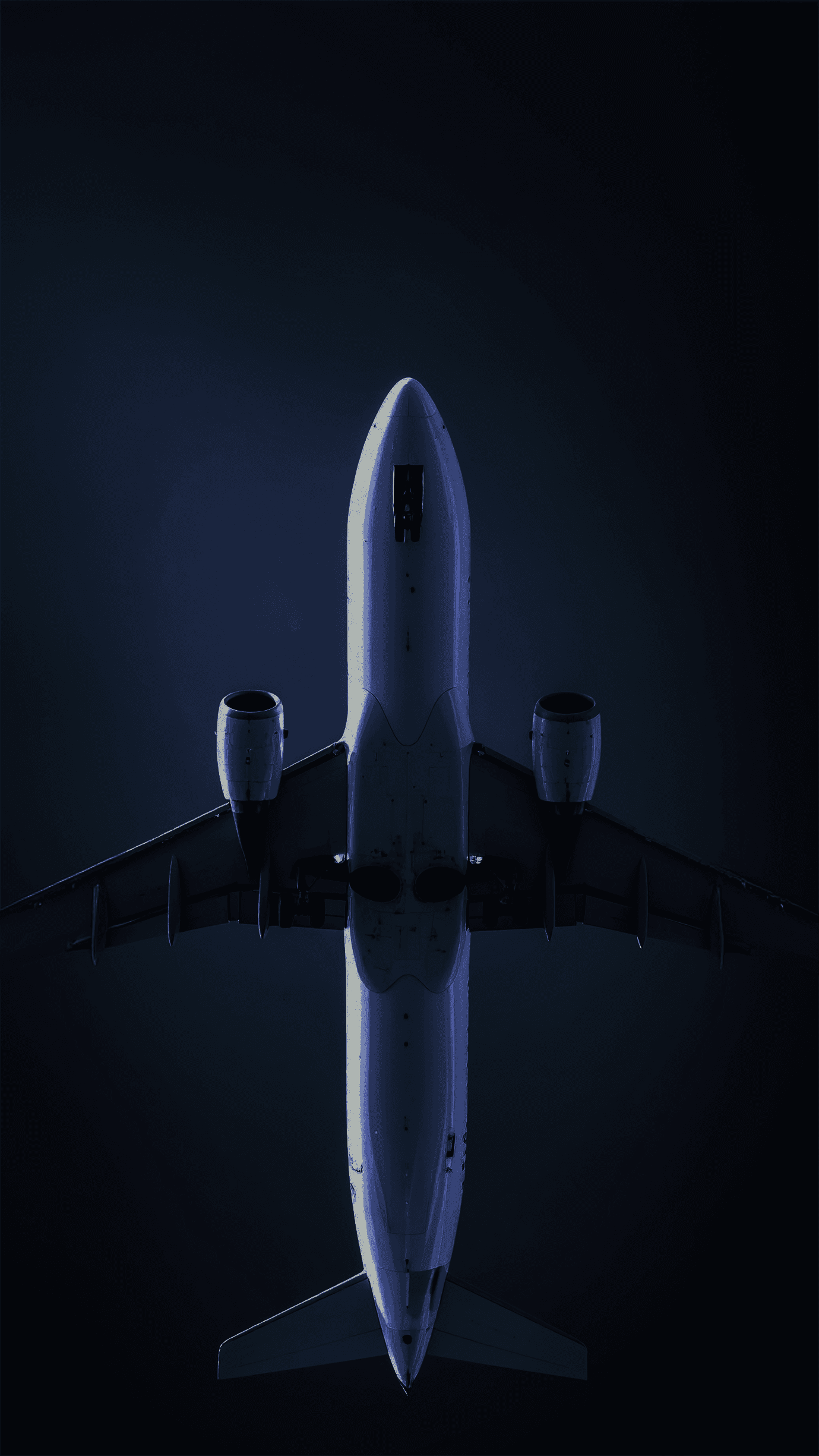 Ein weißes Privatflugzeug steigt in den Himmel auf. Luxus Transportkonzept