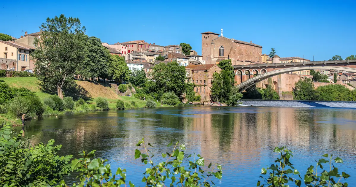 Vue aérienne du village de Gaillac dans le Tarn, sud de la France, lumière dorée, architecture française typique