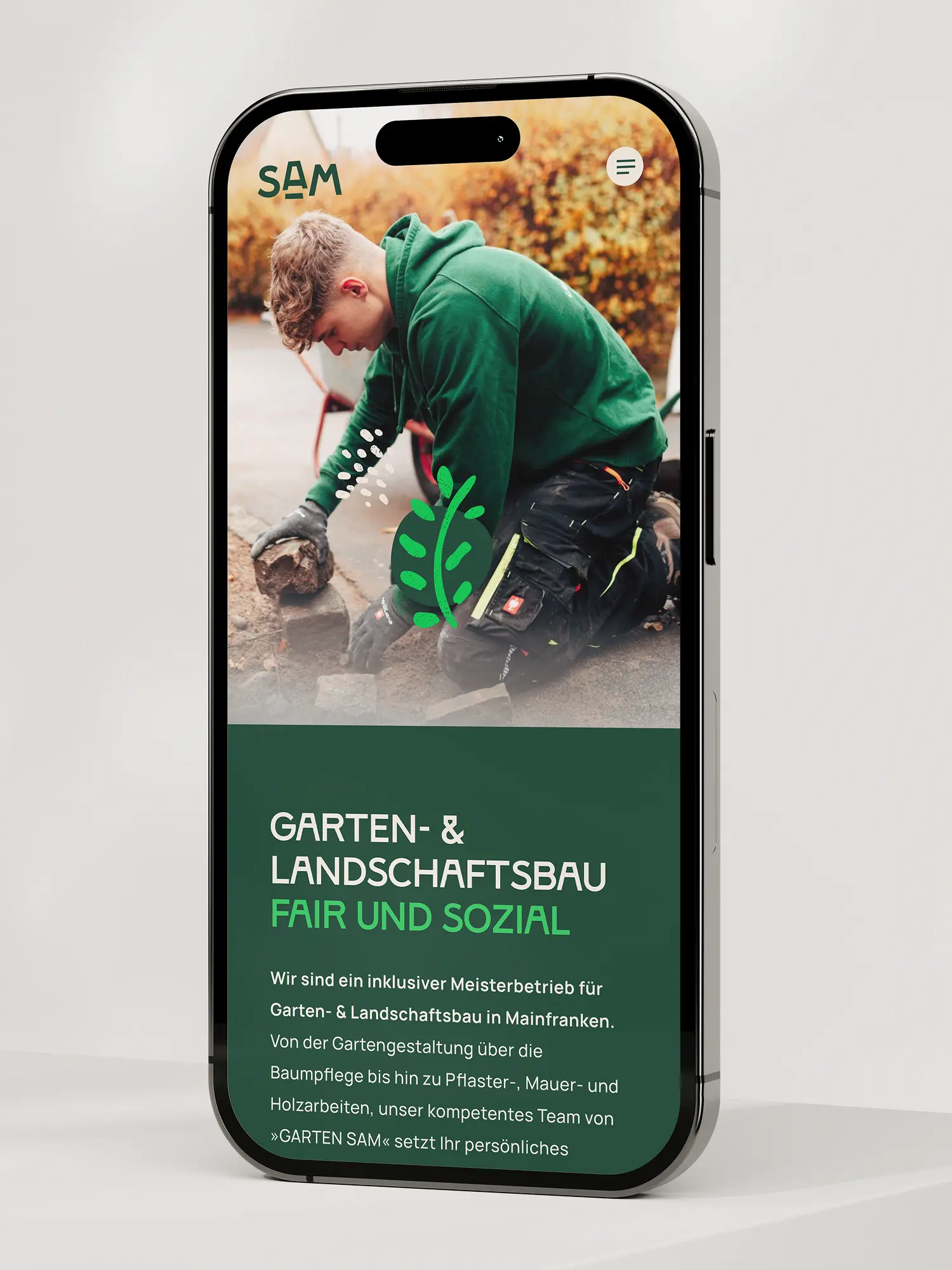 Smartphone-Website mit Gärtner bei Pflasterarbeiten