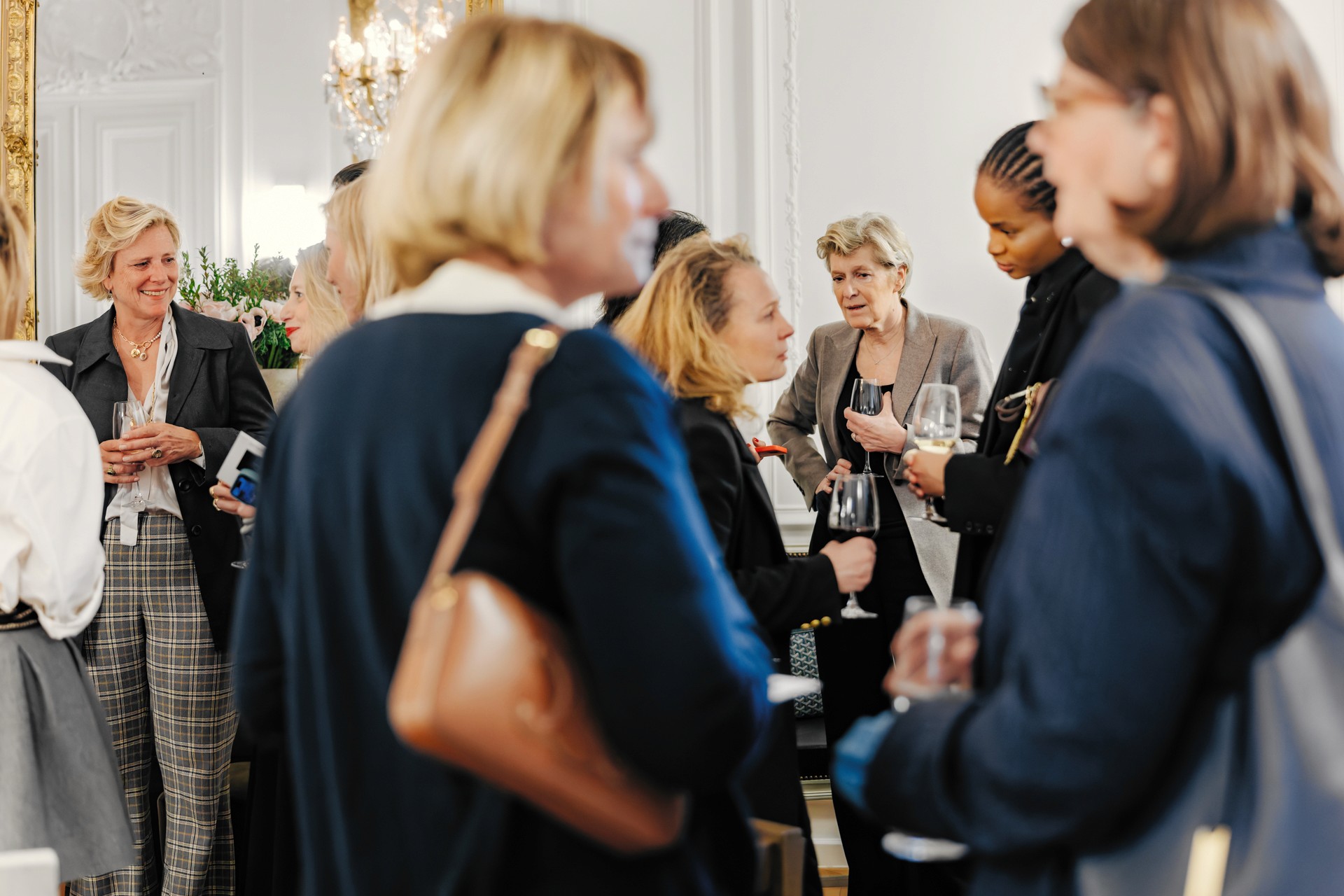 Participantes échangeant lors d’un cocktail de networking professionnel