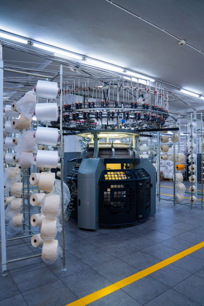 Industrial knitting machine, yarn.