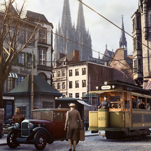Sebuah pemandangan jalan bersejarah dengan sebuah trem, mobil antik, bangunan, dan sebuah katedral di latar belakang. Orang-orang juga hadir.