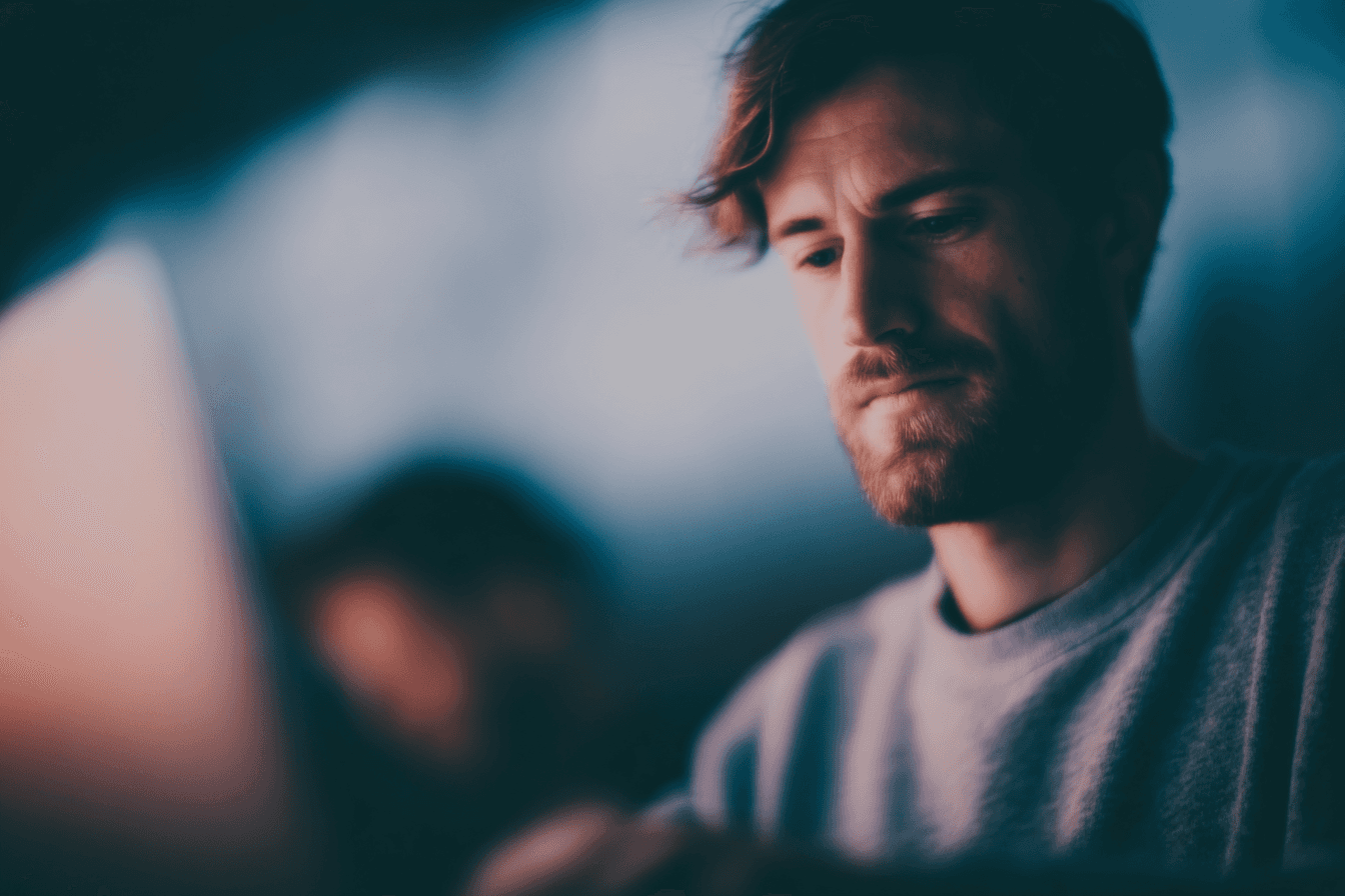 frustrovaný muž pracující s AI na počítači