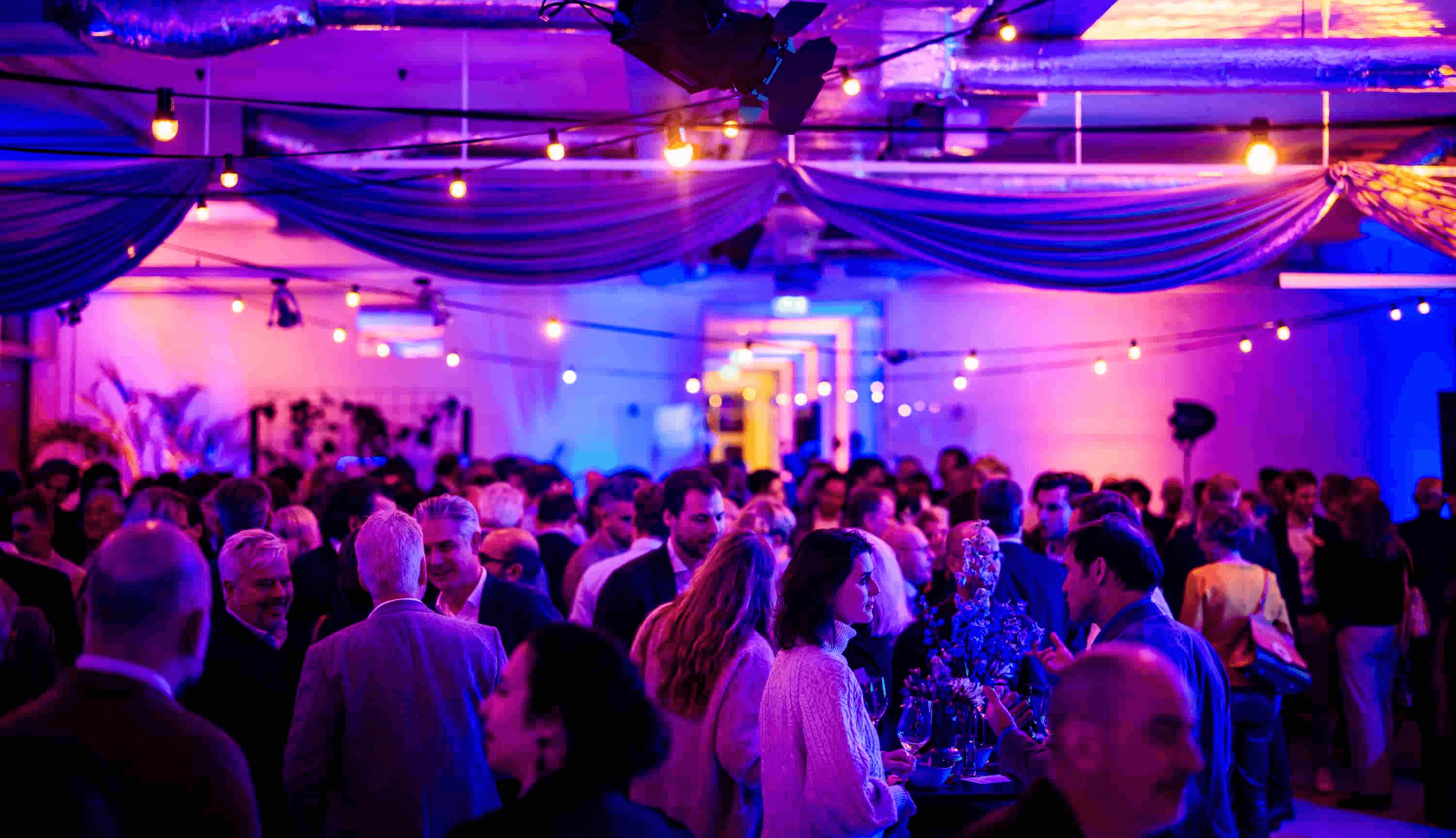 Overzicht van een volledig verzorgd event in Amsterdam waar sfeer, styling en culinaire beleving samenkomen